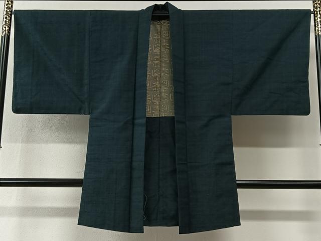 ■■■　サイズ　■■■ 身丈 95cm（肩から） 裄丈 66.5cm 袖丈 48cm　縫込み 4cm 袖幅 34cm 前幅 18.5cm 後幅 30.5cm 裄 お袖側 約1cm　身頃側 約3.5cm ■■■　商品詳細　■■■ 【正絹】 状態は特に目立ったシミ汚れなどもなく大変良い状態です。 大変上質な逸品になります。 お安く出品致しますので、是非この機会にいかがでしょうか？ ■■■　注意事項　■■■ ■モニター発色の具合により色合いが異なる場合がございます。 ■寸法は多少の誤差が生じる場合がございますのでご了承ください。 ■縫込みの長さが左右非対称の場合は短い部分を記載しております。 左右非対称であってもご返品・お値引き等の保証は出来かねますので、ご了承の上ご購入をお願い致します。 ■シミ等のチェックには注意を払っておりますが、見落としがある場合もございますし、個人の見解も様々ですので神経質な方のご購入はお控えください。 ■箪笥に入っておりました着物や帯なので畳みシワや匂いがあるものもございます。 ■お休みは基本的に土日祝となりますが、その他臨時でお休みする場合がございますのでご了承ください。 ■商品の発送は平日のみの発送となります。 ■夜間と土曜、日曜日はお問い合わせの回答が遅れる場合がございます。 ■当店では、お直し、紋入れ、お手入れ等は承っておりません。 ■生地の状態（ヤケ、経年劣化等）によってはサイズ直しが出来ない場合がございます。 その点もどうかご了承のうえ、ご購入をお願いいたします。 ■弊社で取り扱う商品は一点ものにつき、時期や在庫状況に応じて金額が変更となる場合がございます。 ■検針は行っておりません。予めご了承いただきますようお願いいたします。 ■【洗える着物】と記載のある商品におきましては、商品お届け後に洗濯を行ってしまってからのご返品にはご対応しかねます。 念の為、専門店でのお手入れをお願いいたします。 ■写真に写っている物が全てになります。それ以外の付属品はございませんのでご了承ください。 ■状態に関する写真につきましては、掲載可能な写真枚数に限りがあるため、各箇所につき1枚参考画像を掲載しております。 ■着物のサイズ目安は下記を参考ください↓ ＜女性着物＞　お端折り次第で＋5cm　−1cmが着用可能サイズ 　例）身丈170cmの場合、身長160cm〜175cm ＜男性着物＞　身丈＋約25cm〜27cm程が適応身長 　例）身丈155cmの場合、身長180〜182cm