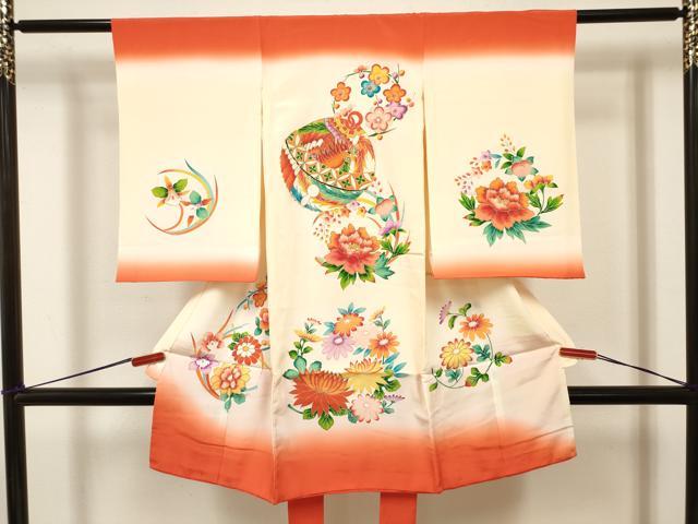 ■■■　サイズ　■■■ 【着物】 身丈 99.5cm（肩から） 裄丈 47.5cm 袖丈 55.5cm ■■■　商品詳細　■■■ 産着【正絹】 状態は接写画像のように 両袖前後・上前おくみ・上前・後身頃・裏地に薄い汚れがございますが その他特に目立ったシミ汚れなどもなく大変良い状態です。 大変上質な逸品になります。 お安く出品致しますので、是非この機会にいかがでしょうか？ ※襦袢の付属がございません。 ■■■　注意事項　■■■ ■モニター発色の具合により色合いが異なる場合がございます。 ■寸法は多少の誤差が生じる場合がございますのでご了承ください。 ■縫込みの長さが左右非対称の場合は短い部分を記載しております。 左右非対称であってもご返品・お値引き等の保証は出来かねますので、ご了承の上ご購入をお願い致します。 ■シミ等のチェックには注意を払っておりますが、見落としがある場合もございますし、個人の見解も様々ですので神経質な方のご購入はお控えください。 ■箪笥に入っておりました着物や帯なので畳みシワや匂いがあるものもございます。 ■お休みは基本的に土日祝となりますが、その他臨時でお休みする場合がございますのでご了承ください。 ■商品の発送は平日のみの発送となります。 ■夜間と土曜、日曜日はお問い合わせの回答が遅れる場合がございます。 ■当店では、お直し、紋入れ、お手入れ等は承っておりません。 ■生地の状態（ヤケ、経年劣化等）によってはサイズ直しが出来ない場合がございます。 その点もどうかご了承のうえ、ご購入をお願いいたします。 ■弊社で取り扱う商品は一点ものにつき、時期や在庫状況に応じて金額が変更となる場合がございます。 ■検針は行っておりません。予めご了承いただきますようお願いいたします。 ■【洗える着物】と記載のある商品におきましては、商品お届け後に洗濯を行ってしまってからのご返品にはご対応しかねます。 念の為、専門店でのお手入れをお願いいたします。 ■写真に写っている物が全てになります。それ以外の付属品はございませんのでご了承ください。 ■状態に関する写真につきましては、掲載可能な写真枚数に限りがあるため、各箇所につき1枚参考画像を掲載しております。 ■着物のサイズ目安は下記を参考ください↓ ＜女性着物＞　お端折り次第で＋5cm　−1cmが着用可能サイズ 　例）身丈170cmの場合、身長160cm〜175cm ＜男性着物＞　身丈＋約25cm〜27cm程が適応身長 　例）身丈155cmの場合、身長180〜182cm
