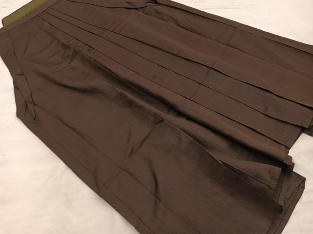 ■■■　サイズ　■■■ 紐下丈　約80cm ■■■　商品詳細　■■■ 【正絹】 状態は接写画像のように表地所々に点穴がございます。 大変上質な逸品になりますのでぜひお手入れをされてお召しになられてはいかがでしょうか。 お安く出品致しますので、是非この機会にいかがでしょうか？ ■■■　注意事項　■■■ ■モニター発色の具合により色合いが異なる場合がございます。 ■寸法は多少の誤差が生じる場合がございますのでご了承ください。 ■縫込みの長さが左右非対称の場合は短い部分を記載しております。 左右非対称であってもご返品・お値引き等の保証は出来かねますので、ご了承の上ご購入をお願い致します。 ■シミ等のチェックには注意を払っておりますが、見落としがある場合もございますし、個人の見解も様々ですので神経質な方のご購入はお控えください。 ■箪笥に入っておりました着物や帯なので畳みシワや匂いがあるものもございます。 ■お休みは基本的に土日祝となりますが、その他臨時でお休みする場合がございますのでご了承ください。 ■商品の発送は平日のみの発送となります。 ■夜間と土曜、日曜日はお問い合わせの回答が遅れる場合がございます。 ■当店では、お直し、紋入れ、お手入れ等は承っておりません。 ■生地の状態（ヤケ、経年劣化等）によってはサイズ直しが出来ない場合がございます。 その点もどうかご了承のうえ、ご購入をお願いいたします。 ■弊社で取り扱う商品は一点ものにつき、時期や在庫状況に応じて金額が変更となる場合がございます。 ■検針は行っておりません。予めご了承いただきますようお願いいたします。 ■【洗える着物】と記載のある商品におきましては、商品お届け後に洗濯を行ってしまってからのご返品にはご対応しかねます。 念の為、専門店でのお手入れをお願いいたします。 ■写真に写っている物が全てになります。それ以外の付属品はございませんのでご了承ください。 ■状態に関する写真につきましては、掲載可能な写真枚数に限りがあるため、各箇所につき1枚参考画像を掲載しております。 ■着物のサイズ目安は下記を参考ください↓ ＜女性着物＞　お端折り次第で＋5cm　−1cmが着用可能サイズ 　例）身丈170cmの場合、身長160cm〜175cm ＜男性着物＞　身丈＋約25cm〜27cm程が適応身長 　例）身丈155cmの場合、身長180〜182cm
