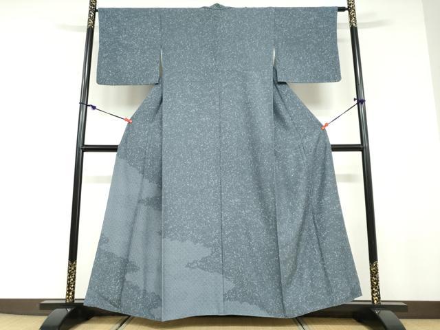 ■■■　サイズ　■■■ 身丈 156.5cm（肩から） 裄丈 64cm 袖丈 45.5cm　縫込み 4cm 袖幅 33cm 前幅 23cm 後幅 28.5cm 着物縫いこみ 内揚げ 6cm 裄 お袖側 約3cm　身頃側 約3cm ■■■　商品詳細　■■■ 【正絹】 状態は特に目立ったシミ汚れなどもなく大変良い状態です。 大変上質な逸品になります。 お安く出品致しますので、是非この機会にいかがでしょうか？ ■■■　注意事項　■■■ ■モニター発色の具合により色合いが異なる場合がございます。 ■寸法は多少の誤差が生じる場合がございますのでご了承ください。 ■縫込みの長さが左右非対称の場合は短い部分を記載しております。 左右非対称であってもご返品・お値引き等の保証は出来かねますので、ご了承の上ご購入をお願い致します。 ■シミ等のチェックには注意を払っておりますが、見落としがある場合もございますし、個人の見解も様々ですので神経質な方のご購入はお控えください。 ■箪笥に入っておりました着物や帯なので畳みシワや匂いがあるものもございます。 ■お休みは基本的に土日祝となりますが、その他臨時でお休みする場合がございますのでご了承ください。 ■商品の発送は平日のみの発送となります。 ■夜間と土曜、日曜日はお問い合わせの回答が遅れる場合がございます。 ■当店では、お直し、紋入れ、お手入れ等は承っておりません。 ■生地の状態（ヤケ、経年劣化等）によってはサイズ直しが出来ない場合がございます。 その点もどうかご了承のうえ、ご購入をお願いいたします。 ■弊社で取り扱う商品は一点ものにつき、時期や在庫状況に応じて金額が変更となる場合がございます。 ■検針は行っておりません。予めご了承いただきますようお願いいたします。 ■【洗える着物】と記載のある商品におきましては、商品お届け後に洗濯を行ってしまってからのご返品にはご対応しかねます。 念の為、専門店でのお手入れをお願いいたします。 ■着物のサイズ目安は下記を参考ください↓ ＜女性着物＞　お端折り次第で＋5cm　−1cmが着用可能サイズ 　例）身丈170cmの場合、身長160cm〜175cm ＜男性着物＞　身丈＋約25cm〜27cm程が適応身長 　例）身丈155cmの場合、身長180〜182cm