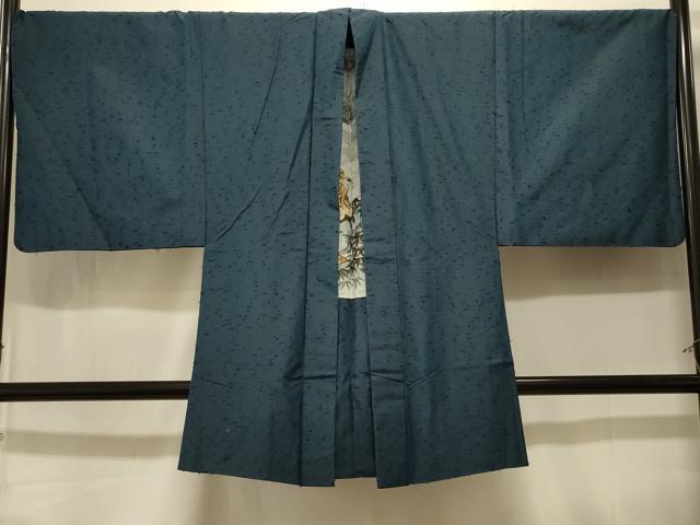 ■■■　サイズ　■■■ 身丈 92.5cm（肩から） 裄丈 72.5cm 袖丈 50cm　縫込み 6cm 袖幅 38.5cm 前幅 20cm 後幅 31.5cm 裄 お袖側 約1cm　身頃側 約4.5cm ■■■　商品詳細　■■■ 【正絹】 状態は特に目立ったシミ汚れなどもなく大変良い状態です。 大変上質な逸品になります。 お安く出品致しますので、是非この機会にいかがでしょうか？ ■■■　注意事項　■■■ ■モニター発色の具合により色合いが異なる場合がございます。 ■寸法は多少の誤差が生じる場合がございますのでご了承ください。 ■縫込みの長さが左右非対称の場合は短い部分を記載しております。 左右非対称であってもご返品・お値引き等の保証は出来かねますので、ご了承の上ご購入をお願い致します。 ■シミ等のチェックには注意を払っておりますが、見落としがある場合もございますし、個人の見解も様々ですので神経質な方のご購入はお控えください。 ■箪笥に入っておりました着物や帯なので畳みシワや匂いがあるものもございます。 ■お休みは基本的に土日祝となりますが、その他臨時でお休みする場合がございますのでご了承ください。 ■商品の発送は平日のみの発送となります。 ■夜間と土曜、日曜日はお問い合わせの回答が遅れる場合がございます。 ■当店では、お直し、紋入れ、お手入れ等は承っておりません。 ■生地の状態（ヤケ、経年劣化等）によってはサイズ直しが出来ない場合がございます。 その点もどうかご了承のうえ、ご購入をお願いいたします。 ■弊社で取り扱う商品は一点ものにつき、時期や在庫状況に応じて金額が変更となる場合がございます。 ■検針は行っておりません。予めご了承いただきますようお願いいたします。 ■【洗える着物】と記載のある商品におきましては、商品お届け後に洗濯を行ってしまってからのご返品にはご対応しかねます。 念の為、専門店でのお手入れをお願いいたします。 ■写真に写っている物が全てになります。それ以外の付属品はございませんのでご了承ください。 ■状態に関する写真につきましては、掲載可能な写真枚数に限りがあるため、各箇所につき1枚参考画像を掲載しております。 ■着物のサイズ目安は下記を参考ください↓ ＜女性着物＞　お端折り次第で＋5cm　−1cmが着用可能サイズ 　例）身丈170cmの場合、身長160cm〜175cm ＜男性着物＞　身丈＋約25cm〜27cm程が適応身長 　例）身丈155cmの場合、身長180〜182cm