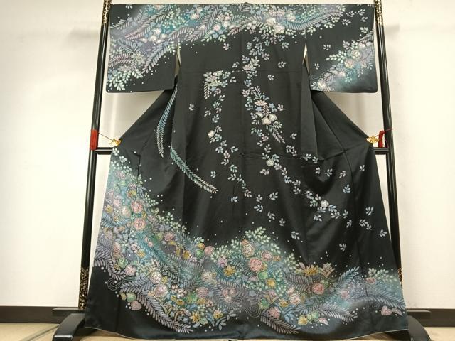 ■■■　サイズ　■■■ 身丈 166cm（肩から） 裄丈 69cm 袖丈 49cm　縫込み 5cm 袖幅 34.5cm 前幅 27cm 後幅 31cm 着物縫いこみ 内揚げ 1cm 裄 お袖側 約1cm　身頃側 1cm ■■■　商品詳細　■■■ 【正絹】 状態は接写画像のように衿山に薄い汚れがございますが その他特に目立ったシミ汚れなどもなく大変良い状態です。 大変上質な逸品になります。 お安く出品致しますので、是非この機会にいかがでしょうか？ ■■■　注意事項　■■■ ■モニター発色の具合により色合いが異なる場合がございます。 ■寸法は多少の誤差が生じる場合がございますのでご了承ください。 ■縫込みの長さが左右非対称の場合は短い部分を記載しております。 左右非対称であってもご返品・お値引き等の保証は出来かねますので、ご了承の上ご購入をお願い致します。 ■シミ等のチェックには注意を払っておりますが、見落としがある場合もございますし、個人の見解も様々ですので神経質な方のご購入はお控えください。 ■箪笥に入っておりました着物や帯なので畳みシワや匂いがあるものもございます。 ■お休みは基本的に土日祝となりますが、その他臨時でお休みする場合がございますのでご了承ください。 ■商品の発送は平日のみの発送となります。 ■夜間と土曜、日曜日はお問い合わせの回答が遅れる場合がございます。 ■当店では、お直し、紋入れ、お手入れ等は承っておりません。 ■生地の状態（ヤケ、経年劣化等）によってはサイズ直しが出来ない場合がございます。 その点もどうかご了承のうえ、ご購入をお願いいたします。 ■弊社で取り扱う商品は一点ものにつき、時期や在庫状況に応じて金額が変更となる場合がございます。 ■検針は行っておりません。予めご了承いただきますようお願いいたします。 ■【洗える着物】と記載のある商品におきましては、商品お届け後に洗濯を行ってしまってからのご返品にはご対応しかねます。 念の為、専門店でのお手入れをお願いいたします。 ■写真に写っている物が全てになります。それ以外の付属品はございませんのでご了承ください。 ■状態に関する写真につきましては、掲載可能な写真枚数に限りがあるため、各箇所につき1枚参考画像を掲載しております。 ■着物のサイズ目安は下記を参考ください↓ ＜女性着物＞　お端折り次第で＋5cm　－1cmが着用可能サイズ 　例）身丈170cmの場合、身長160cm～175cm ＜男性着物＞　身丈＋約25cm～27cm程が適応身長 　例）身丈155cmの場合、身長180～182cm