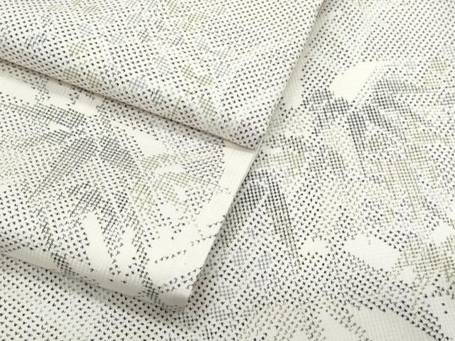 ■■■　サイズ　■■■ 身丈 157cm（肩から） 裄丈 65cm 袖丈 47cm　縫込み 3cm 袖幅 33cm 前幅 24cm 後幅 30cm 着物縫いこみ 内揚げ 2cm 裄 お袖側 約1cm　身頃側 約3cm ■■■　商品詳細　■■■ 【正絹】 状態は接写画像のように上前・後身頃・衿山・両袖に薄い汚れがございますが その他特に目立ったシミ汚れなどもなく大変良い状態です。 大変上質な逸品になります。 お安く出品致しますので、是非この機会にいかがでしょうか？ ■■■　注意事項　■■■ ■モニター発色の具合により色合いが異なる場合がございます。 ■寸法は多少の誤差が生じる場合がございますのでご了承ください。 ■縫込みの長さが左右非対称の場合は短い部分を記載しております。 左右非対称であってもご返品・お値引き等の保証は出来かねますので、ご了承の上ご購入をお願い致します。 ■シミ等のチェックには注意を払っておりますが、見落としがある場合もございますし、個人の見解も様々ですので神経質な方のご購入はお控えください。 ■箪笥に入っておりました着物や帯なので畳みシワや匂いがあるものもございます。 ■お休みは基本的に土日祝となりますが、その他臨時でお休みする場合がございますのでご了承ください。 ■商品の発送は平日のみの発送となります。 ■夜間と土曜、日曜日はお問い合わせの回答が遅れる場合がございます。 ■当店では、お直し、紋入れ、お手入れ等は承っておりません。 ■生地の状態（ヤケ、経年劣化等）によってはサイズ直しが出来ない場合がございます。 その点もどうかご了承のうえ、ご購入をお願いいたします。 ■弊社で取り扱う商品は一点ものにつき、時期や在庫状況に応じて金額が変更となる場合がございます。 ■検針は行っておりません。予めご了承いただきますようお願いいたします。 ■【洗える着物】と記載のある商品におきましては、商品お届け後に洗濯を行ってしまってからのご返品にはご対応しかねます。 念の為、専門店でのお手入れをお願いいたします。 ■着物のサイズ目安は下記を参考ください↓ ＜女性着物＞　お端折り次第で＋5?　−10?が着用可能サイズ 　例）身丈170?の場合、身長160?〜175? ＜男性着物＞　身丈＋約25?〜27?程が適応身長 　例）身丈155?の場合、身長180〜182?