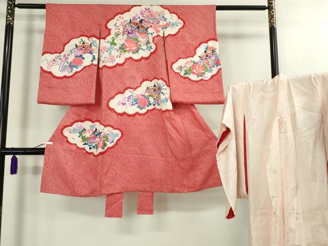 ■■■　サイズ　■■■ 【祝着】 身丈 97.5cm（肩から） 裄丈 47cm（肩上げ　0m） 袖丈 55cm　縫込み 0cm 袖幅 29cm 前幅 15cm 後幅 17cm 着物縫いこみ 内揚げ 0cm （腰上げ　0cm） 裄 お袖側 約3cm　身頃側 約1cm 【襦袢】 身丈 98.5cm（肩から） 裄丈 46cm（肩上げ　0cm） 袖丈 54cm　縫込み 0cm 袖幅 28.5cm 前幅 15cm 後幅 16cm 着物縫いこみ 内揚げ 0cm （腰上げ　0cm） 裄 お袖側 約1cm　身頃側 約1cm ■■■　商品詳細　■■■ 【正絹・襦袢:袷】 祝着の状態は接写画像のように 左袖付けに若干の汚れがございますが その他特に目立ったシミ汚れなどもなく大変良い状態です。 襦袢の状態は接写画像のように 左袖後に若干の汚れがございますが その他特に目立ったシミ汚れなどもなく大変良い状態です。 大変上質な極上の逸品になります。 お安く出品致しますので、是非この機会にいかがでしょうか？ ■■■　注意事項　■■■ ■モニター発色の具合により色合いが異なる場合がございます。 ■寸法は多少の誤差が生じる場合がございますのでご了承ください。 ■縫込みの長さが左右非対称の場合は短い部分を記載しております。 左右非対称であってもご返品・お値引き等の保証は出来かねますので、ご了承の上ご購入をお願い致します。 ■シミ等のチェックには注意を払っておりますが、見落としがある場合もございますし、個人の見解も様々ですので神経質な方のご購入はお控えください。 ■箪笥に入っておりました着物や帯なので畳みシワや匂いがあるものもございます。 ■お休みは基本的に土日祝となりますが、その他臨時でお休みする場合がございますのでご了承ください。 ■商品の発送は平日のみの発送となります。 ■夜間と土曜、日曜日はお問い合わせの回答が遅れる場合がございます。 ■当店では、お直し、紋入れ、お手入れ等は承っておりません。 ■生地の状態（ヤケ、経年劣化等）によってはサイズ直しが出来ない場合がございます。 その点もどうかご了承のうえ、ご購入をお願いいたします。 ■弊社で取り扱う商品は一点ものにつき、時期や在庫状況に応じて金額が変更となる場合がございます。 ■検針は行っておりません。予めご了承いただきますようお願いいたします。 ■【洗える着物】と記載のある商品におきましては、商品お届け後に洗濯を行ってしまってからのご返品にはご対応しかねます。 念の為、専門店でのお手入れをお願いいたします。 ■着物のサイズ目安は下記を参考ください↓ ＜女性着物＞　お端折り次第で＋5?　−10?が着用可能サイズ 　例）身丈170?の場合、身長160?〜175? ＜男性着物＞　身丈＋約25?〜27?程が適応身長 　例）身丈155?の場合、身長180〜182?