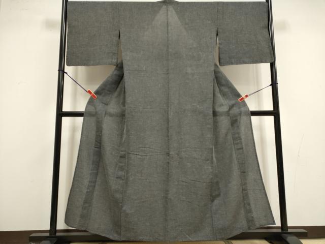 ■■■　サイズ　■■■ 身丈 155.5cm（肩から） 裄丈 68cm 袖丈 47cm　縫込み 3cm 袖幅 34cm 前幅 23cm 後幅 4.5cm 着物縫いこみ 内揚げ 4.5cm 裄 お袖側 約3cm　身頃側 約3.5cm ■■■　商品詳細　■■■ 【綿麻】 状態は特に目立ったシミ汚れなどもなく大変良い状態です。 大変上質な逸品になります。 お安く出品致しますので、是非この機会にいかがでしょうか？ ■■■　注意事項　■■■ ■モニター発色の具合により色合いが異なる場合がございます。 ■寸法は多少の誤差が生じる場合がございますのでご了承ください。 ■縫込みの長さが左右非対称の場合は短い部分を記載しております。 左右非対称であってもご返品・お値引き等の保証は出来かねますので、ご了承の上ご購入をお願い致します。 ■シミ等のチェックには注意を払っておりますが、見落としがある場合もございますし、個人の見解も様々ですので神経質な方のご購入はお控えください。 ■箪笥に入っておりました着物や帯なので畳みシワや匂いがあるものもございます。 ■お休みは基本的に土日祝となりますが、その他臨時でお休みする場合がございますのでご了承ください。 ■商品の発送は平日のみの発送となります。 ■夜間と土曜、日曜日はお問い合わせの回答が遅れる場合がございます。 ■当店では、お直し、紋入れ、お手入れ等は承っておりません。 ■生地の状態（ヤケ、経年劣化等）によってはサイズ直しが出来ない場合がございます。 その点もどうかご了承のうえ、ご購入をお願いいたします。 ■弊社で取り扱う商品は一点ものにつき、時期や在庫状況に応じて金額が変更となる場合がございます。 ■検針は行っておりません。予めご了承いただきますようお願いいたします。 ■【洗える着物】と記載のある商品におきましては、商品お届け後に洗濯を行ってしまってからのご返品にはご対応しかねます。 念の為、専門店でのお手入れをお願いいたします。 ■写真に写っている物が全てになります。それ以外の付属品はございませんのでご了承ください。 ■状態に関する写真につきましては、掲載可能な写真枚数に限りがあるため、各箇所につき1枚参考画像を掲載しております。 ■着物のサイズ目安は下記を参考ください↓ ＜女性着物＞　お端折り次第で＋5cm　−1cmが着用可能サイズ 　例）身丈170cmの場合、身長160cm〜175cm ＜男性着物＞　身丈＋約25cm〜27cm程が適応身長 　例）身丈155cmの場合、身長180〜182cm