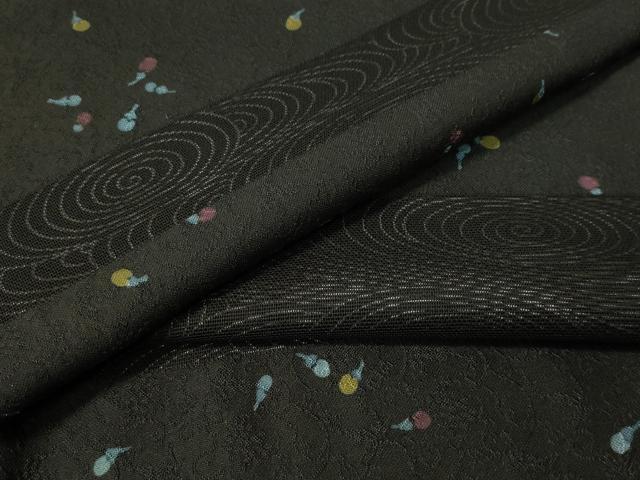 ■■■　サイズ　■■■ 身丈 165cm（肩から） 裄丈 68cm 袖丈 49.5cm　縫込み 7cm 袖幅 34.5cm 前幅 23.5cm 後幅 30cm 着物縫いこみ 内揚げ 5.5cm 裄 お袖側 約2cm　身頃側 約2cm ■■■　商品詳細　■■■ 【正絹】 状態は特に目立ったシミ汚れなどもなく大変良い状態です。 大変上質な逸品になります。 お安く出品致しますので、是非この機会にいかがでしょうか？ ※表地一部紗になっております。 ■■■　注意事項　■■■ ■モニター発色の具合により色合いが異なる場合がございます。 ■寸法は多少の誤差が生じる場合がございますのでご了承ください。 ■縫込みの長さが左右非対称の場合は短い部分を記載しております。 左右非対称であってもご返品・お値引き等の保証は出来かねますので、ご了承の上ご購入をお願い致します。 ■シミ等のチェックには注意を払っておりますが、見落としがある場合もございますし、個人の見解も様々ですので神経質な方のご購入はお控えください。 ■箪笥に入っておりました着物や帯なので畳みシワや匂いがあるものもございます。 ■お休みは基本的に土日祝となりますが、その他臨時でお休みする場合がございますのでご了承ください。 ■商品の発送は平日のみの発送となります。 ■夜間と土曜、日曜日はお問い合わせの回答が遅れる場合がございます。 ■当店では、お直し、紋入れ、お手入れ等は承っておりません。 ■生地の状態（ヤケ、経年劣化等）によってはサイズ直しが出来ない場合がございます。 その点もどうかご了承のうえ、ご購入をお願いいたします。 ■弊社で取り扱う商品は一点ものにつき、時期や在庫状況に応じて金額が変更となる場合がございます。 ■検針は行っておりません。予めご了承いただきますようお願いいたします。 ■【洗える着物】と記載のある商品におきましては、商品お届け後に洗濯を行ってしまってからのご返品にはご対応しかねます。 念の為、専門店でのお手入れをお願いいたします。 ■着物のサイズ目安は下記を参考ください↓ ＜女性着物＞　お端折り次第で＋5?　−10?が着用可能サイズ 　例）身丈170?の場合、身長160?〜175? ＜男性着物＞　身丈＋約25?〜27?程が適応身長 　例）身丈155?の場合、身長180〜182?