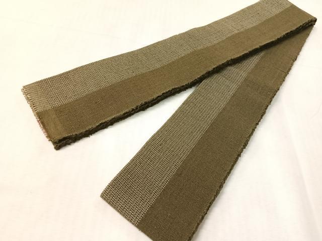 ■■■　サイズ　■■■ 長さ 408cm 幅 9cm程 ■■■　商品詳細　■■■ 【正絹・未仕立て】 状態は接写画像のように両端に汚れがございますが その他特に目立ったシミ汚れなどもなく大変良い状態です。 着物は人とともに、またそれ以上に永くある、生きた証となるようなもの。 その重みを負えるほどの「もの」はあまり多くはありません。 本場結城紬は、そうした数すくないもののひとつです。 「三代着て味が出る」といわれる紬の最高峰「結城」は、 茨城県や栃木県が主な生産地で、軽くてふんわり暖かく 身体を包み込んでくれるような布地と、独特の風合いが魅力的な絹織物です。 大変上質な逸品になります。 お安く出品致しますので、是非この機会にいかがでしょうか？ ■■■　注意事項　■■■ ■モニター発色の具合により色合いが異なる場合がございます。 ■寸法は多少の誤差が生じる場合がございますのでご了承ください。 ■縫込みの長さが左右非対称の場合は短い部分を記載しております。 左右非対称であってもご返品・お値引き等の保証は出来かねますので、ご了承の上ご購入をお願い致します。 ■シミ等のチェックには注意を払っておりますが、見落としがある場合もございますし、個人の見解も様々ですので神経質な方のご購入はお控えください。 ■箪笥に入っておりました着物や帯なので畳みシワや匂いがあるものもございます。 ■お休みは基本的に土日祝となりますが、その他臨時でお休みする場合がございますのでご了承ください。 ■商品の発送は平日のみの発送となります。 ■夜間と土曜、日曜日はお問い合わせの回答が遅れる場合がございます。 ■当店では、お直し、紋入れ、お手入れ等は承っておりません。 ■生地の状態（ヤケ、経年劣化等）によってはサイズ直しが出来ない場合がございます。 その点もどうかご了承のうえ、ご購入をお願いいたします。 ■弊社で取り扱う商品は一点ものにつき、時期や在庫状況に応じて金額が変更となる場合がございます。 ■検針は行っておりません。予めご了承いただきますようお願いいたします。 ■【洗える着物】と記載のある商品におきましては、商品お届け後に洗濯を行ってしまってからのご返品にはご対応しかねます。 念の為、専門店でのお手入れをお願いいたします。 ■写真に写っている物が全てになります。それ以外の付属品はございませんのでご了承ください。 ■状態に関する写真につきましては、掲載可能な写真枚数に限りがあるため、各箇所につき1枚参考画像を掲載しております。 ■着物のサイズ目安は下記を参考ください↓ ＜女性着物＞　お端折り次第で＋5cm　－1cmが着用可能サイズ 　例）身丈170cmの場合、身長160cm～175cm ＜男性着物＞　身丈＋約25cm～27cm程が適応身長 　例）身丈155cmの場合、身長180～182cm
