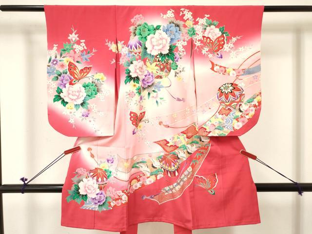 ■■■　サイズ　■■■ 【祝着】 身丈 97cm（肩から） 裄丈 46cm（肩上げ　0cm） 袖丈 56cm　縫込み 3cm 袖幅 29.5cm 前幅 14.5cm 後幅 16.5cm 着物縫いこみ 内揚げ 0cm （腰上げ　0cm） 裄 お袖側 約1.5cm　身頃側 約1cm ■■■　商品詳細　■■■ 着物【表地：正絹・裏地：化繊】の 状態は特に目立ったシミ汚れなどもなく大変良い状態です。 大変上質な逸品になります。 お安く出品致しますので、是非この機会にいかがでしょうか？ ※肩上げと腰上げがされておりません。 ■■■　注意事項　■■■ ■モニター発色の具合により色合いが異なる場合がございます。 ■寸法は多少の誤差が生じる場合がございますのでご了承ください。 ■縫込みの長さが左右非対称の場合は短い部分を記載しております。 左右非対称であってもご返品・お値引き等の保証は出来かねますので、ご了承の上ご購入をお願い致します。 ■シミ等のチェックには注意を払っておりますが、見落としがある場合もございますし、個人の見解も様々ですので神経質な方のご購入はお控えください。 ■箪笥に入っておりました着物や帯なので畳みシワや匂いがあるものもございます。 ■お休みは基本的に土日祝となりますが、その他臨時でお休みする場合がございますのでご了承ください。 ■商品の発送は平日のみの発送となります。 ■夜間と土曜、日曜日はお問い合わせの回答が遅れる場合がございます。 ■当店では、お直し、紋入れ、お手入れ等は承っておりません。 ■生地の状態（ヤケ、経年劣化等）によってはサイズ直しが出来ない場合がございます。 その点もどうかご了承のうえ、ご購入をお願いいたします。 ■弊社で取り扱う商品は一点ものにつき、時期や在庫状況に応じて金額が変更となる場合がございます。 ■検針は行っておりません。予めご了承いただきますようお願いいたします。 ■【洗える着物】と記載のある商品におきましては、商品お届け後に洗濯を行ってしまってからのご返品にはご対応しかねます。 念の為、専門店でのお手入れをお願いいたします。 ■写真に写っている物が全てになります。それ以外の付属品はございませんのでご了承ください。 ■着物のサイズ目安は下記を参考ください↓ ＜女性着物＞　お端折り次第で＋5cm　−1cmが着用可能サイズ 　例）身丈170cmの場合、身長160cm〜175cm ＜男性着物＞　身丈＋約25cm〜27cm程が適応身長 　例）身丈155cmの場合、身長180〜182cm