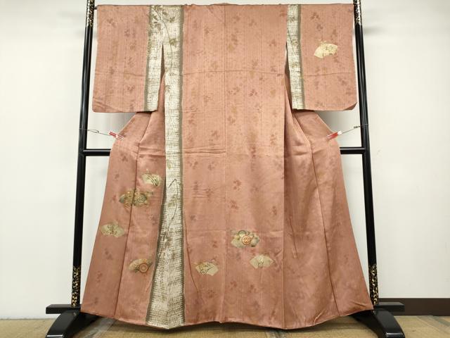 ■■■　サイズ　■■■ 身丈 160.5cm（肩から） 裄丈 67.5cm 袖丈 59cm　縫込み 2cm 袖幅 34cm 前幅 27cm 後幅 30cm 着物縫いこみ 内揚げ 2cm 裄 お袖側 約2cm　身頃側 約2cm ■■■　商品詳細　■■■ 【正絹】 状態は接写画像のように衿山・両袖口に薄い汚れがございますが その他特に目立ったシミ汚れなどもなく大変良い状態です。 大変上質な逸品になります。 お安く出品致しますので、是非この機会にいかがでしょうか？ ■■■　注意事項　■■■ ■モニター発色の具合により色合いが異なる場合がございます。 ■寸法は多少の誤差が生じる場合がございますのでご了承ください。 ■縫込みの長さが左右非対称の場合は短い部分を記載しております。 左右非対称であってもご返品・お値引き等の保証は出来かねますので、ご了承の上ご購入をお願い致します。 ■シミ等のチェックには注意を払っておりますが、見落としがある場合もございますし、個人の見解も様々ですので神経質な方のご購入はお控えください。 ■箪笥に入っておりました着物や帯なので畳みシワや匂いがあるものもございます。 ■お休みは基本的に土日祝となりますが、その他臨時でお休みする場合がございますのでご了承ください。 ■商品の発送は平日のみの発送となります。 ■夜間と土曜、日曜日はお問い合わせの回答が遅れる場合がございます。 ■当店では、お直し、紋入れ、お手入れ等は承っておりません。 ■生地の状態（ヤケ、経年劣化等）によってはサイズ直しが出来ない場合がございます。 その点もどうかご了承のうえ、ご購入をお願いいたします。 ■弊社で取り扱う商品は一点ものにつき、時期や在庫状況に応じて金額が変更となる場合がございます。 ■検針は行っておりません。予めご了承いただきますようお願いいたします。 ■【洗える着物】と記載のある商品におきましては、商品お届け後に洗濯を行ってしまってからのご返品にはご対応しかねます。 念の為、専門店でのお手入れをお願いいたします。 ■写真に写っている物が全てになります。それ以外の付属品はございませんのでご了承ください。 ■状態に関する写真につきましては、掲載可能な写真枚数に限りがあるため、各箇所につき1枚参考画像を掲載しております。 ■着物のサイズ目安は下記を参考ください↓ ＜女性着物＞　お端折り次第で＋5cm　－1cmが着用可能サイズ 　例）身丈170cmの場合、身長160cm～175cm ＜男性着物＞　身丈＋約25cm～27cm程が適応身長 　例）身丈155cmの場合、身長180～182cm