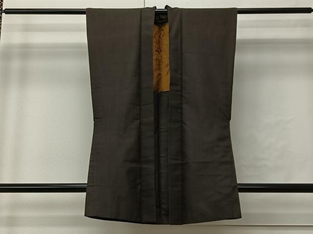 ■■■　サイズ　■■■ 身丈 90cm（肩から） 裄丈 33.5cm 前幅 20cm 後幅 29.5cm ■■■　商品詳細　■■■ 【正絹】 状態は特に目立ったシミ汚れなどもなく大変良い状態です。 大変上質な逸品になります。 お安く出品致しますので、是非この機会にいかがでしょうか？ ■■■　注意事項　■■■ ■モニター発色の具合により色合いが異なる場合がございます。 ■寸法は多少の誤差が生じる場合がございますのでご了承ください。 ■縫込みの長さが左右非対称の場合は短い部分を記載しております。 左右非対称であってもご返品・お値引き等の保証は出来かねますので、ご了承の上ご購入をお願い致します。 ■シミ等のチェックには注意を払っておりますが、見落としがある場合もございますし、個人の見解も様々ですので神経質な方のご購入はお控えください。 ■箪笥に入っておりました着物や帯なので畳みシワや匂いがあるものもございます。 ■お休みは基本的に土日祝となりますが、その他臨時でお休みする場合がございますのでご了承ください。 ■商品の発送は平日のみの発送となります。 ■夜間と土曜、日曜日はお問い合わせの回答が遅れる場合がございます。 ■当店では、お直し、紋入れ、お手入れ等は承っておりません。 ■生地の状態（ヤケ、経年劣化等）によってはサイズ直しが出来ない場合がございます。 その点もどうかご了承のうえ、ご購入をお願いいたします。 ■弊社で取り扱う商品は一点ものにつき、時期や在庫状況に応じて金額が変更となる場合がございます。 ■検針は行っておりません。予めご了承いただきますようお願いいたします。 ■【洗える着物】と記載のある商品におきましては、商品お届け後に洗濯を行ってしまってからのご返品にはご対応しかねます。 念の為、専門店でのお手入れをお願いいたします。 ■写真に写っている物が全てになります。それ以外の付属品はございませんのでご了承ください。 ■状態に関する写真につきましては、掲載可能な写真枚数に限りがあるため、各箇所につき1枚参考画像を掲載しております。 ■着物のサイズ目安は下記を参考ください↓ ＜女性着物＞　お端折り次第で＋5cm　−1cmが着用可能サイズ 　例）身丈170cmの場合、身長160cm〜175cm ＜男性着物＞　身丈＋約25cm〜27cm程が適応身長 　例）身丈155cmの場合、身長180〜182cm