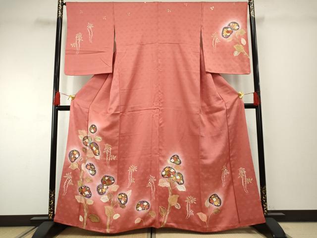 ■■■　サイズ　■■■ 身丈 160.5cm（肩から） 裄丈 66.5cm 袖丈 56.5cm　縫込み 1.5cm 袖幅 34cm 前幅 24.5cm 後幅 29.5cm 着物縫いこみ 内揚げ 4.5cm 裄 お袖側 約0cm　身頃側 約2cm ■■■　商品詳細　■■■ 【正絹】 状態は接写画像のように右袖前に薄い汚れがございますが その他特に目立ったシミ汚れなどもなく大変良い状態です。 大変上質な逸品になります。 お安く出品致しますので、是非この機会にいかがでしょうか？ ■■■　注意事項　■■■ ■モニター発色の具合により色合いが異なる場合がございます。 ■寸法は多少の誤差が生じる場合がございますのでご了承ください。 ■縫込みの長さが左右非対称の場合は短い部分を記載しております。 左右非対称であってもご返品・お値引き等の保証は出来かねますので、ご了承の上ご購入をお願い致します。 ■シミ等のチェックには注意を払っておりますが、見落としがある場合もございますし、個人の見解も様々ですので神経質な方のご購入はお控えください。 ■箪笥に入っておりました着物や帯なので畳みシワや匂いがあるものもございます。 ■お休みは基本的に土日祝となりますが、その他臨時でお休みする場合がございますのでご了承ください。 ■商品の発送は平日のみの発送となります。 ■夜間と土曜、日曜日はお問い合わせの回答が遅れる場合がございます。 ■当店では、お直し、紋入れ、お手入れ等は承っておりません。 ■生地の状態（ヤケ、経年劣化等）によってはサイズ直しが出来ない場合がございます。 その点もどうかご了承のうえ、ご購入をお願いいたします。 ■弊社で取り扱う商品は一点ものにつき、時期や在庫状況に応じて金額が変更となる場合がございます。 ■検針は行っておりません。予めご了承いただきますようお願いいたします。 ■【洗える着物】と記載のある商品におきましては、商品お届け後に洗濯を行ってしまってからのご返品にはご対応しかねます。 念の為、専門店でのお手入れをお願いいたします。 ■着物のサイズ目安は下記を参考ください↓ ＜女性着物＞　お端折り次第で＋5cm　−1cmが着用可能サイズ 　例）身丈170cmの場合、身長160cm〜175cm ＜男性着物＞　身丈＋約25cm〜27cm程が適応身長 　例）身丈155cmの場合、身長180〜182cm