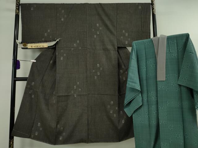 ■■■　サイズ　■■■ 【着物】 身丈 139.5cm（肩から） 裄丈 68.5cm 袖丈 48.5cm 袖幅 34.5cm 前幅 25cm 後幅 30.5cm 着物縫いこみ 内揚げ 19cm 裄 お袖側 約 3cm　身頃側 約 0cm 【長襦袢】 身丈 137cm（肩から） 裄丈 66.5cm 袖丈 49cm 袖幅 32.5cm 前幅 29.5cm 後幅 33cm 着物縫いこみ 内揚げ 7.5cm 裄 お袖側 約 6cm　身頃側 約 3.5cm ■■■　商品詳細　■■■ 【正絹・未使用・長襦袢:袷】 状態は特に目立ったシミ汚れなどもなく大変良い状態です。 着物は人とともに、またそれ以上に永くある、生きた証となるようなもの。 その重みを負えるほどの「もの」はあまり多くはありません。 本場結城紬は、そうした数すくないもののひとつです。 「三代着て味が出る」といわれる紬の最高峰「結城」は、 茨城県や栃木県が主な生産地で、軽くてふんわり暖かく 身体を包み込んでくれるような布地と、独特の風合いが魅力的な絹織物です。 大変上質な極上の逸品になります。 お安く出品致しますので、是非この機会にいかがでしょうか？ ■■■　注意事項　■■■ ■モニター発色の具合により色合いが異なる場合がございます。 ■寸法は多少の誤差が生じる場合がございますのでご了承ください。 ■縫込みの長さが左右非対称の場合は短い部分を記載しております。 左右非対称であってもご返品・お値引き等の保証は出来かねますので、ご了承の上ご購入をお願い致します。 ■シミ等のチェックには注意を払っておりますが、見落としがある場合もございますし、個人の見解も様々ですので神経質な方のご購入はお控えください。 ■箪笥に入っておりました着物や帯なので畳みシワや匂いがあるものもございます。 ■お休みは基本的に土日祝となりますが、その他臨時でお休みする場合がございますのでご了承ください。 ■商品の発送は平日のみの発送となります。 ■夜間と土曜、日曜日はお問い合わせの回答が遅れる場合がございます。 ■当店では、お直し、紋入れ、お手入れ等は承っておりません。 ■生地の状態（ヤケ、経年劣化等）によってはサイズ直しが出来ない場合がございます。 その点もどうかご了承のうえ、ご購入をお願いいたします。 ■弊社で取り扱う商品は一点ものにつき、時期や在庫状況に応じて金額が変更となる場合がございます。 ■検針は行っておりません。予めご了承いただきますようお願いいたします。 ■【洗える着物】と記載のある商品におきましては、商品お届け後に洗濯を行ってしまってからのご返品にはご対応しかねます。 念の為、専門店でのお手入れをお願いいたします。 ■写真に写っている物が全てになります。 それ以外の付属品はございませんのでご了承ください。 ■状態に関する写真につきましては、掲載可能な写真枚数に限りがあるため、 各箇所につき1枚参考画像を掲載しております。 ■着物のサイズ目安は下記を参考ください↓ ＜女性着物＞　お端折り次第で＋5cm　−10cmが着用可能サイズ 　例）身丈170cmの場合、身長160cm〜175cm ＜男性着物＞　身丈＋約25cm〜27cm程が適応身長 　例）身丈155cmの場合、身長180cm〜182cm