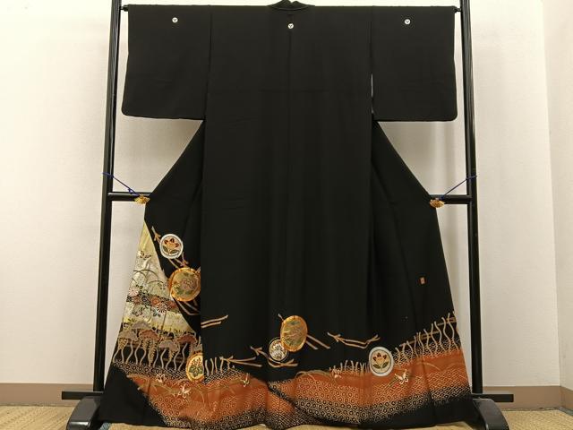 ■■■　サイズ　■■■ 身丈 165cm（肩から） 裄丈 64.5cm 袖丈 49cm　縫込み 5cm 袖幅 32.5cm 前幅 29cm 後幅 34cm 着物縫いこみ 内揚げ 0cm 裄 お袖側 約0cm　身頃側 約4.5cm ■■■　商品詳細　■■■ 【正絹・五つ紋・比翼仕立て】 状態は画像を添付しておりますので、そちらをご確認下さいますよう宜しくお願い致します。 大変上質な逸品になります。 お安く出品致しますので、是非この機会にいかがでしょうか？ ■■■　注意事項　■■■ ■モニター発色の具合により色合いが異なる場合がございます。 ■寸法は多少の誤差が生じる場合がございますのでご了承ください。 ■縫込みの長さが左右非対称の場合は短い部分を記載しております。 左右非対称であってもご返品・お値引き等の保証は出来かねますので、ご了承の上ご購入をお願い致します。 ■シミ等のチェックには注意を払っておりますが、見落としがある場合もございますし、個人の見解も様々ですので神経質な方のご購入はお控えください。 ■箪笥に入っておりました着物や帯なので畳みシワや匂いがあるものもございます。 ■お休みは基本的に土日祝となりますが、その他臨時でお休みする場合がございますのでご了承ください。 ■商品の発送は平日のみの発送となります。 ■夜間と土曜、日曜日はお問い合わせの回答が遅れる場合がございます。 ■当店では、お直し、紋入れ、お手入れ等は承っておりません。 ■生地の状態（ヤケ、経年劣化等）によってはサイズ直しが出来ない場合がございます。 その点もどうかご了承のうえ、ご購入をお願いいたします。 ■弊社で取り扱う商品は一点ものにつき、時期や在庫状況に応じて金額が変更となる場合がございます。 ■検針は行っておりません。予めご了承いただきますようお願いいたします。 ■【洗える着物】と記載のある商品におきましては、商品お届け後に洗濯を行ってしまってからのご返品にはご対応しかねます。 念の為、専門店でのお手入れをお願いいたします。 ■写真に写っている物が全てになります。それ以外の付属品はございませんのでご了承ください。 ■着物のサイズ目安は下記を参考ください↓ ＜女性着物＞　お端折り次第で＋5cm　－1cmが着用可能サイズ 　例）身丈170cmの場合、身長160cm～175cm ＜男性着物＞　身丈＋約25cm～27cm程が適応身長 　例）身丈155cmの場合、身長180～182cm