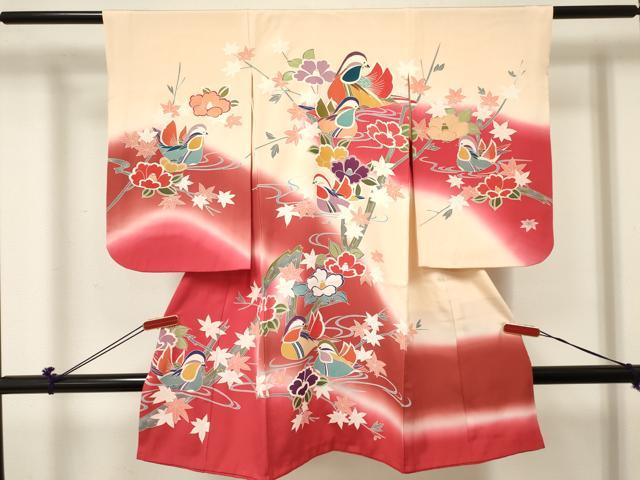 ■■■　サイズ　■■■ 【祝着】 身丈 97cm（肩から） 裄丈 47cm（肩上げ　0cm） 袖丈 55.5cm　縫込み 2.5cm 袖幅 30cm 前幅 15cm 後幅 16.5cm 着物縫いこみ 内揚げ 0cm （腰上げ　0cm） 裄 お袖側 約2cm　身頃側 約1cm ■■■　商品詳細　■■■ 着物【正絹】の 状態は特に目立ったシミ汚れなどもなく大変良い状態です。 大変上質な逸品になります。 お安く出品致しますので、是非この機会にいかがでしょうか？ ※肩上げと腰上げがされておりません。 ■■■　注意事項　■■■ ■モニター発色の具合により色合いが異なる場合がございます。 ■寸法は多少の誤差が生じる場合がございますのでご了承ください。 ■縫込みの長さが左右非対称の場合は短い部分を記載しております。 左右非対称であってもご返品・お値引き等の保証は出来かねますので、ご了承の上ご購入をお願い致します。 ■シミ等のチェックには注意を払っておりますが、見落としがある場合もございますし、個人の見解も様々ですので神経質な方のご購入はお控えください。 ■箪笥に入っておりました着物や帯なので畳みシワや匂いがあるものもございます。 ■お休みは基本的に土日祝となりますが、その他臨時でお休みする場合がございますのでご了承ください。 ■商品の発送は平日のみの発送となります。 ■夜間と土曜、日曜日はお問い合わせの回答が遅れる場合がございます。 ■当店では、お直し、紋入れ、お手入れ等は承っておりません。 ■生地の状態（ヤケ、経年劣化等）によってはサイズ直しが出来ない場合がございます。 その点もどうかご了承のうえ、ご購入をお願いいたします。 ■弊社で取り扱う商品は一点ものにつき、時期や在庫状況に応じて金額が変更となる場合がございます。 ■検針は行っておりません。予めご了承いただきますようお願いいたします。 ■【洗える着物】と記載のある商品におきましては、商品お届け後に洗濯を行ってしまってからのご返品にはご対応しかねます。 念の為、専門店でのお手入れをお願いいたします。 ■写真に写っている物が全てになります。それ以外の付属品はございませんのでご了承ください。 ■着物のサイズ目安は下記を参考ください↓ ＜女性着物＞　お端折り次第で＋5cm　−1cmが着用可能サイズ 　例）身丈170cmの場合、身長160cm〜175cm ＜男性着物＞　身丈＋約25cm〜27cm程が適応身長 　例）身丈155cmの場合、身長180〜182cm