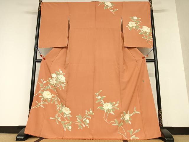 ■■■　サイズ　■■■ 身丈 168.5cm（肩から） 裄丈 70cm 袖丈 64cm　縫込み 3cm 袖幅 35cm 前幅 24.5cm 後幅 30.5cm 着物縫いこみ 内揚げ 3cm 裄 お袖側 約1cm　身頃側 約0cm ■■■　商品詳細　■■■ 【正絹】 状態は接写画像のように右袖前に薄い汚れがございますが その他特に目立ったシミ汚れなどもなく大変良い状態です。 大変上質な逸品になります。 お安く出品致しますので、是非この機会にいかがでしょうか？ ※若干保管臭がございます。 ■■■　注意事項　■■■ ■モニター発色の具合により色合いが異なる場合がございます。 ■寸法は多少の誤差が生じる場合がございますのでご了承ください。 ■縫込みの長さが左右非対称の場合は短い部分を記載しております。 左右非対称であってもご返品・お値引き等の保証は出来かねますので、ご了承の上ご購入をお願い致します。 ■シミ等のチェックには注意を払っておりますが、見落としがある場合もございますし、個人の見解も様々ですので神経質な方のご購入はお控えください。 ■箪笥に入っておりました着物や帯なので畳みシワや匂いがあるものもございます。 ■お休みは基本的に土日祝となりますが、その他臨時でお休みする場合がございますのでご了承ください。 ■商品の発送は平日のみの発送となります。 ■夜間と土曜、日曜日はお問い合わせの回答が遅れる場合がございます。 ■当店では、お直し、紋入れ、お手入れ等は承っておりません。 ■生地の状態（ヤケ、経年劣化等）によってはサイズ直しが出来ない場合がございます。 その点もどうかご了承のうえ、ご購入をお願いいたします。 ■弊社で取り扱う商品は一点ものにつき、時期や在庫状況に応じて金額が変更となる場合がございます。 ■検針は行っておりません。予めご了承いただきますようお願いいたします。 ■【洗える着物】と記載のある商品におきましては、商品お届け後に洗濯を行ってしまってからのご返品にはご対応しかねます。 念の為、専門店でのお手入れをお願いいたします。 ■着物のサイズ目安は下記を参考ください↓ ＜女性着物＞　お端折り次第で＋5?　−10?が着用可能サイズ 　例）身丈170?の場合、身長160?〜175? ＜男性着物＞　身丈＋約25?〜27?程が適応身長 　例）身丈155?の場合、身長180〜182?