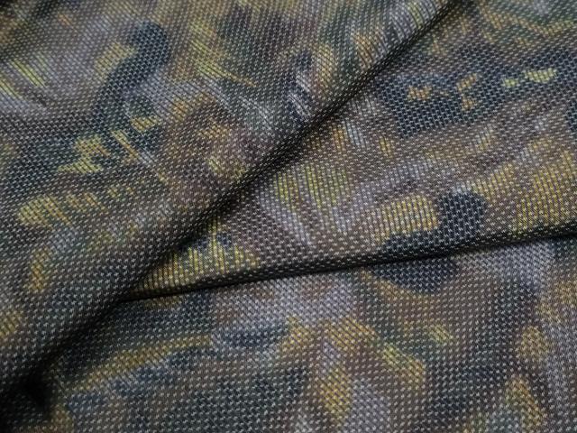 ■■■　サイズ　■■■ 身丈 160cm（肩から） 裄丈 66.5cm 袖丈 48cm　縫込み 2cm 袖幅 34cm 前幅 23cm 後幅 30cm 着物縫いこみ 内揚げ 3cm 裄 お袖側 約2cm　身頃側 約4cm ■■■　商品詳細　■■■ 【正絹】 状態は接写画像のように衿裏・胴裏にホックシミがございますがその他表地は特に目立ったシミ汚れなどもなく大変良い状態です。 大変上質な逸品になります。 お安く出品致しますので、是非この機会にいかがでしょうか？ ■■■　注意事項　■■■ ■モニター発色の具合により色合いが異なる場合がございます。 ■寸法は多少の誤差が生じる場合がございますのでご了承ください。 ■縫込みの長さが左右非対称の場合は短い部分を記載しております。 左右非対称であってもご返品・お値引き等の保証は出来かねますので、ご了承の上ご購入をお願い致します。 ■シミ等のチェックには注意を払っておりますが、見落としがある場合もございますし、個人の見解も様々ですので神経質な方のご購入はお控えください。 ■箪笥に入っておりました着物や帯なので畳みシワや匂いがあるものもございます。 ■お休みは基本的に土日祝となりますが、その他臨時でお休みする場合がございますのでご了承ください。 ■商品の発送は平日のみの発送となります。 ■夜間と土曜、日曜日はお問い合わせの回答が遅れる場合がございます。 ■当店では、お直し、紋入れ、お手入れ等は承っておりません。 ■生地の状態（ヤケ、経年劣化等）によってはサイズ直しが出来ない場合がございます。 その点もどうかご了承のうえ、ご購入をお願いいたします。 ■弊社で取り扱う商品は一点ものにつき、時期や在庫状況に応じて金額が変更となる場合がございます。 ■検針は行っておりません。予めご了承いただきますようお願いいたします。 ■【洗える着物】と記載のある商品におきましては、商品お届け後に洗濯を行ってしまってからのご返品にはご対応しかねます。 念の為、専門店でのお手入れをお願いいたします。 ■着物のサイズ目安は下記を参考ください↓ ＜女性着物＞　お端折り次第で＋5cm　−1cmが着用可能サイズ 　例）身丈170cmの場合、身長160cm〜175cm ＜男性着物＞　身丈＋約25cm〜27cm程が適応身長 　例）身丈155cmの場合、身長180〜182cm