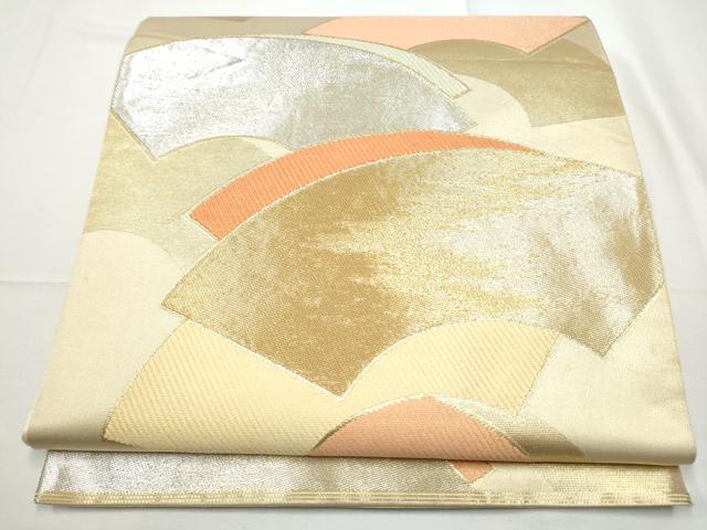 ■■■　サイズ　■■■ 長さ 424cm 幅 31cm程 ■■■　商品詳細　■■■ 【正絹】 状態は接写画像のように表地所々・裏地に汚れがございます。 川島織物は明治24年、国内業者で初の宮内省御用達となるなど、 創業以来、技術と品質、独自のデザイン表現力にとことんこだわり続け、 今や、「三本線に軍配マークの川島の帯は最高級」 といわれるトップブランドです。 大変上質な逸品になりますのでぜひお手入れをされてお召しになられてはいかがでしょうか。 お安く出品致しますので、是非この機会にいかがでしょうか？ ■■■　注意事項　■■■ ■モニター発色の具合により色合いが異なる場合がございます。 ■寸法は多少の誤差が生じる場合がございますのでご了承ください。 ■縫込みの長さが左右非対称の場合は短い部分を記載しております。 左右非対称であってもご返品・お値引き等の保証は出来かねますので、ご了承の上ご購入をお願い致します。 ■シミ等のチェックには注意を払っておりますが、見落としがある場合もございますし、個人の見解も様々ですので神経質な方のご購入はお控えください。 ■箪笥に入っておりました着物や帯なので畳みシワや匂いがあるものもございます。 ■お休みは基本的に土日祝となりますが、その他臨時でお休みする場合がございますのでご了承ください。 ■商品の発送は平日のみの発送となります。 ■夜間と土曜、日曜日はお問い合わせの回答が遅れる場合がございます。 ■当店では、お直し、紋入れ、お手入れ等は承っておりません。 ■生地の状態（ヤケ、経年劣化等）によってはサイズ直しが出来ない場合がございます。 その点もどうかご了承のうえ、ご購入をお願いいたします。 ■弊社で取り扱う商品は一点ものにつき、時期や在庫状況に応じて金額が変更となる場合がございます。 ■検針は行っておりません。予めご了承いただきますようお願いいたします。 ■【洗える着物】と記載のある商品におきましては、商品お届け後に洗濯を行ってしまってからのご返品にはご対応しかねます。 念の為、専門店でのお手入れをお願いいたします。 ■着物のサイズ目安は下記を参考ください↓ ＜女性着物＞　お端折り次第で＋5cm　−1cmが着用可能サイズ 　例）身丈170cmの場合、身長160cm〜175cm ＜男性着物＞　身丈＋約25cm〜27cm程が適応身長 　例）身丈155cmの場合、身長180〜182cm