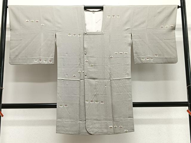 ■■■　サイズ　■■■ 身丈 96cm（肩から） 裄丈 66.5cm 袖丈 47cm　縫込み 4.5cm 袖幅 33.5cm 前幅 19.5cm 後幅 30cm 裄 お袖側 約0cm　身頃側 約2.5cm ■■■　商品詳細　■■■ 【正絹】 状態は特に目立ったシミ汚れなどもなく大変良い状態です。 大変上質な逸品になります。 お安く出品致しますので、是非この機会にいかがでしょうか？ ■■■　注意事項　■■■ ■モニター発色の具合により色合いが異なる場合がございます。 ■寸法は多少の誤差が生じる場合がございますのでご了承ください。 ■縫込みの長さが左右非対称の場合は短い部分を記載しております。 左右非対称であってもご返品・お値引き等の保証は出来かねますので、ご了承の上ご購入をお願い致します。 ■シミ等のチェックには注意を払っておりますが、見落としがある場合もございますし、個人の見解も様々ですので神経質な方のご購入はお控えください。 ■箪笥に入っておりました着物や帯なので畳みシワや匂いがあるものもございます。 ■お休みは基本的に土日祝となりますが、その他臨時でお休みする場合がございますのでご了承ください。 ■商品の発送は平日のみの発送となります。 ■夜間と土曜、日曜日はお問い合わせの回答が遅れる場合がございます。 ■当店では、お直し、紋入れ、お手入れ等は承っておりません。 ■生地の状態（ヤケ、経年劣化等）によってはサイズ直しが出来ない場合がございます。 その点もどうかご了承のうえ、ご購入をお願いいたします。 ■弊社で取り扱う商品は一点ものにつき、時期や在庫状況に応じて金額が変更となる場合がございます。 ■検針は行っておりません。予めご了承いただきますようお願いいたします。 ■【洗える着物】と記載のある商品におきましては、商品お届け後に洗濯を行ってしまってからのご返品にはご対応しかねます。 念の為、専門店でのお手入れをお願いいたします。 ■着物のサイズ目安は下記を参考ください↓ ＜女性着物＞　お端折り次第で＋5cm　−1cmが着用可能サイズ 　例）身丈170cmの場合、身長160cm〜175cm ＜男性着物＞　身丈＋約25cm〜27cm程が適応身長 　例）身丈155cmの場合、身長180〜182cm