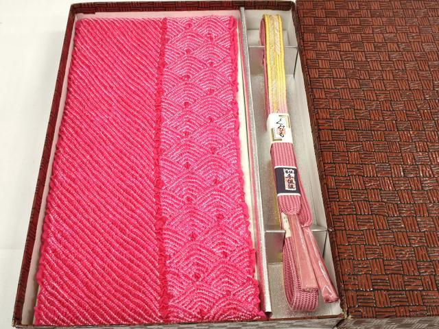 ■■■　商品詳細　■■■ サイズ　長さ　約152cm(房含む) 【未使用】 状態は特に目立ったシミ汚れなどもなく大変良い状態です。 大変上質な逸品になります。 お安く出品致しますので、是非この機会にいかがでしょうか？ ■■■　注意事項　■■■ ■モニター発色の具合により色合いが異なる場合がございます。 ■寸法は多少の誤差が生じる場合がございますのでご了承ください。 ■縫込みの長さが左右非対称の場合は短い部分を記載しております。 左右非対称であってもご返品・お値引き等の保証は出来かねますので、ご了承の上ご購入をお願い致します。 ■シミ等のチェックには注意を払っておりますが、見落としがある場合もございますし、個人の見解も様々ですので神経質な方のご購入はお控えください。 ■箪笥に入っておりました着物や帯なので畳みシワや匂いがあるものもございます。 ■お休みは基本的に土日祝となりますが、その他臨時でお休みする場合がございますのでご了承ください。 ■商品の発送は平日のみの発送となります。 ■夜間と土曜、日曜日はお問い合わせの回答が遅れる場合がございます。 ■当店では、お直し、紋入れ、お手入れ等は承っておりません。 ■生地の状態（ヤケ、経年劣化等）によってはサイズ直しが出来ない場合がございます。 その点もどうかご了承のうえ、ご購入をお願いいたします。 ■弊社で取り扱う商品は一点ものにつき、時期や在庫状況に応じて金額が変更となる場合がございます。 ■検針は行っておりません。予めご了承いただきますようお願いいたします。 ■【洗える着物】と記載のある商品におきましては、商品お届け後に洗濯を行ってしまってからのご返品にはご対応しかねます。 念の為、専門店でのお手入れをお願いいたします。 ■着物のサイズ目安は下記を参考ください↓ ＜女性着物＞　お端折り次第で＋5cm　−1cmが着用可能サイズ 　例）身丈170cmの場合、身長160cm〜175cm ＜男性着物＞　身丈＋約25cm〜27cm程が適応身長 　例）身丈155cmの場合、身長180〜182cm