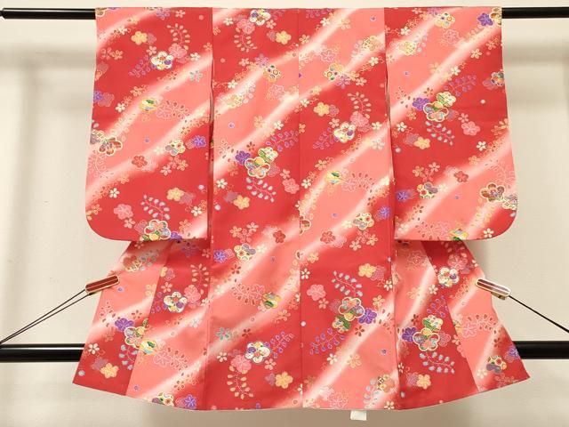 ■■■　サイズ　■■■ 【祝着】 身丈 90cm（肩から） 裄丈 46cm（肩上げ　0cm） 袖丈 55cm　縫込み 1cm 袖幅 26.5cm 前幅 16cm 後幅 20.5cm 着物縫いこみ 内揚げ 0cm （腰上げ　0cm） 裄 お袖側 約0cm　身頃側 約1cm ■■■　商品詳細　■■■ 着物【化繊・重ね衿：取り外し可能】の 状態は特に目立ったシミ汚れなどもなく大変良い状態です。 お安く出品致しますので、是非この機会にいかがでしょうか？ ※肩上げと腰上げがされておりません。 ※ご自身で洗濯された場合の保証はできかねます。専門店にご相談ください。 ■■■　注意事項　■■■ ■モニター発色の具合により色合いが異なる場合がございます。 ■寸法は多少の誤差が生じる場合がございますのでご了承ください。 ■縫込みの長さが左右非対称の場合は短い部分を記載しております。 左右非対称であってもご返品・お値引き等の保証は出来かねますので、ご了承の上ご購入をお願い致します。 ■シミ等のチェックには注意を払っておりますが、見落としがある場合もございますし、個人の見解も様々ですので神経質な方のご購入はお控えください。 ■箪笥に入っておりました着物や帯なので畳みシワや匂いがあるものもございます。 ■お休みは基本的に土日祝となりますが、その他臨時でお休みする場合がございますのでご了承ください。 ■商品の発送は平日のみの発送となります。 ■夜間と土曜、日曜日はお問い合わせの回答が遅れる場合がございます。 ■当店では、お直し、紋入れ、お手入れ等は承っておりません。 ■生地の状態（ヤケ、経年劣化等）によってはサイズ直しが出来ない場合がございます。 その点もどうかご了承のうえ、ご購入をお願いいたします。 ■弊社で取り扱う商品は一点ものにつき、時期や在庫状況に応じて金額が変更となる場合がございます。 ■検針は行っておりません。予めご了承いただきますようお願いいたします。 ■【洗える着物】と記載のある商品におきましては、商品お届け後に洗濯を行ってしまってからのご返品にはご対応しかねます。 念の為、専門店でのお手入れをお願いいたします。 ■着物のサイズ目安は下記を参考ください↓ ＜女性着物＞　お端折り次第で＋5cm　−1cmが着用可能サイズ 　例）身丈170cmの場合、身長160cm〜175cm ＜男性着物＞　身丈＋約25cm〜27cm程が適応身長 　例）身丈155cmの場合、身長180〜182cm