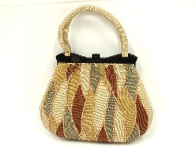 ■■■　サイズ　■■■ 【バッグ】 横　　　25.5cm 縦　　　18cm　取っ手込み　34cm 奥行き　6.5cm ■■■　商品詳細　■■■ 状態は参考画像のように薄い汚れ、糸よれがございます。 大変上質な逸品になります。 お安く出品致しますので、是非この機会にいかがでしょうか？ ■■■　注意事項　■■■ ■モニター発色の具合により色合いが異なる場合がございます。 ■寸法は多少の誤差が生じる場合がございますのでご了承ください。 ■縫込みの長さが左右非対称の場合は短い部分を記載しております。 左右非対称であってもご返品・お値引き等の保証は出来かねますので、ご了承の上ご購入をお願い致します。 ■シミ等のチェックには注意を払っておりますが、見落としがある場合もございますし、個人の見解も様々ですので神経質な方のご購入はお控えください。 ■箪笥に入っておりました着物や帯なので畳みシワや匂いがあるものもございます。 ■お休みは基本的に土日祝となりますが、その他臨時でお休みする場合がございますのでご了承ください。 ■商品の発送は平日のみの発送となります。 ■夜間と土曜、日曜日はお問い合わせの回答が遅れる場合がございます。 ■当店では、お直し、紋入れ、お手入れ等は承っておりません。 ■生地の状態（ヤケ、経年劣化等）によってはサイズ直しが出来ない場合がございます。 その点もどうかご了承のうえ、ご購入をお願いいたします。 ■弊社で取り扱う商品は一点ものにつき、時期や在庫状況に応じて金額が変更となる場合がございます。 ■検針は行っておりません。予めご了承いただきますようお願いいたします。 ■【洗える着物】と記載のある商品におきましては、商品お届け後に洗濯を行ってしまってからのご返品にはご対応しかねます。 念の為、専門店でのお手入れをお願いいたします。 ■写真に写っている物が全てになります。それ以外の付属品はございませんのでご了承ください。 ■状態に関する写真につきましては、掲載可能な写真枚数に限りがあるため、各箇所につき1枚参考画像を掲載しております。 ■着物のサイズ目安は下記を参考ください↓ ＜女性着物＞　お端折り次第で＋5cm　−1cmが着用可能サイズ 　例）身丈170cmの場合、身長160cm〜175cm ＜男性着物＞　身丈＋約25cm〜27cm程が適応身長 　例）身丈155cmの場合、身長180〜182cm