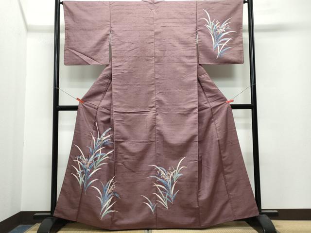 ■■■　サイズ　■■■ 身丈 160.5cm（肩から） 裄丈 65cm 袖丈 48cm　縫込み 5.5cm 袖幅 33.5cm 前幅 24.5cm 後幅 30.5cm 着物縫いこみ 内揚げ 3cm 裄 お袖側 約2.5cm　身頃側 約2cm ■■■　商品詳細　■■■ 【正絹・一つ紋】 状態は接写画像のように右袖後ろに汚れ、衿裏・衿山に薄い汚れがございますが その他特に目立ったシミ汚れなどもなく大変良い状態です。 大変上質な逸品になります。 お安く出品致しますので、是非この機会にいかがでしょうか？ ■■■　注意事項　■■■ ■モニター発色の具合により色合いが異なる場合がございます。 ■寸法は多少の誤差が生じる場合がございますのでご了承ください。 ■縫込みの長さが左右非対称の場合は短い部分を記載しております。 左右非対称であってもご返品・お値引き等の保証は出来かねますので、ご了承の上ご購入をお願い致します。 ■シミ等のチェックには注意を払っておりますが、見落としがある場合もございますし、個人の見解も様々ですので神経質な方のご購入はお控えください。 ■箪笥に入っておりました着物や帯なので畳みシワや匂いがあるものもございます。 ■お休みは基本的に土日祝となりますが、その他臨時でお休みする場合がございますのでご了承ください。 ■商品の発送は平日のみの発送となります。 ■夜間と土曜、日曜日はお問い合わせの回答が遅れる場合がございます。 ■当店では、お直し、紋入れ、お手入れ等は承っておりません。 ■生地の状態（ヤケ、経年劣化等）によってはサイズ直しが出来ない場合がございます。 その点もどうかご了承のうえ、ご購入をお願いいたします。 ■弊社で取り扱う商品は一点ものにつき、時期や在庫状況に応じて金額が変更となる場合がございます。 ■検針は行っておりません。予めご了承いただきますようお願いいたします。 ■【洗える着物】と記載のある商品におきましては、商品お届け後に洗濯を行ってしまってからのご返品にはご対応しかねます。 念の為、専門店でのお手入れをお願いいたします。 ■着物のサイズ目安は下記を参考ください↓ ＜女性着物＞　お端折り次第で＋5?　−10?が着用可能サイズ 　例）身丈170?の場合、身長160?〜175? ＜男性着物＞　身丈＋約25?〜27?程が適応身長 　例）身丈155?の場合、身長180〜182?