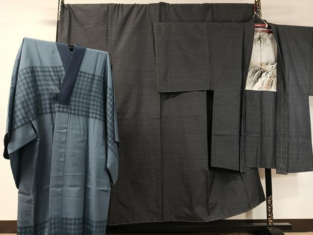 ■■■　サイズ　■■■ 【着物】 身丈 149.5cm（肩から） 裄丈 73cm 袖丈 49cm　縫込み 5cm 袖幅 37.5cm 前幅 27.5cm 後幅 32.5cm 着物縫いこみ 内揚げ 5.5cm 裄 お袖側 約2cm　身頃側 約3cm 【長襦袢：袷】 身丈 147cm（肩から） 裄丈 73.5cm 袖丈 48cm　縫込み 4cm 袖幅 37.5cm 前幅 32.5cm 後幅 34.5cm 着物縫いこみ 内揚げ 0cm 裄 お袖側 約0cm　身頃側 約2cm 【羽織】 身丈 98.5cm（肩から） 裄丈 74.5cm 袖丈 49cm　縫込み 5cm 袖幅 38cm 前幅 21.5cm 後幅 33cm 裄 お袖側 約1.5cm　身頃側 約3cm ■■■　商品詳細　■■■ 【正絹・未使用】 着物の状態は特に目立ったシミ汚れなどもなく大変良い状態です。 長襦袢の状態は接写画像のように後身頃に薄い汚れがございますが その他特に目立ったシミ汚れなどもなく大変良い状態です。 羽織の状態は特に目立ったシミ汚れなどもなく大変良い状態です。 大変上質な逸品になります。 お安く出品致しますので、是非この機会にいかがでしょうか？ ■■■　注意事項　■■■ ■モニター発色の具合により色合いが異なる場合がございます。 ■寸法は多少の誤差が生じる場合がございますのでご了承ください。 ■縫込みの長さが左右非対称の場合は短い部分を記載しております。 左右非対称であってもご返品・お値引き等の保証は出来かねますので、ご了承の上ご購入をお願い致します。 ■シミ等のチェックには注意を払っておりますが、見落としがある場合もございますし、個人の見解も様々ですので神経質な方のご購入はお控えください。 ■箪笥に入っておりました着物や帯なので畳みシワや匂いがあるものもございます。 ■お休みは基本的に土日祝となりますが、その他臨時でお休みする場合がございますのでご了承ください。 ■商品の発送は平日のみの発送となります。 ■夜間と土曜、日曜日はお問い合わせの回答が遅れる場合がございます。 ■当店では、お直し、紋入れ、お手入れ等は承っておりません。 ■生地の状態（ヤケ、経年劣化等）によってはサイズ直しが出来ない場合がございます。 その点もどうかご了承のうえ、ご購入をお願いいたします。 ■弊社で取り扱う商品は一点ものにつき、時期や在庫状況に応じて金額が変更となる場合がございます。 ■検針は行っておりません。予めご了承いただきますようお願いいたします。 ■【洗える着物】と記載のある商品におきましては、商品お届け後に洗濯を行ってしまってからのご返品にはご対応しかねます。 念の為、専門店でのお手入れをお願いいたします。 ■着物のサイズ目安は下記を参考ください↓ ＜女性着物＞　お端折り次第で＋5cm　−1cmが着用可能サイズ 　例）身丈170cmの場合、身長160cm〜175cm ＜男性着物＞　身丈＋約25cm〜27cm程が適応身長 　例）身丈155cmの場合、身長180〜182cm