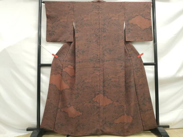 ■■■　サイズ　■■■ 身丈 160cm（肩から） 裄丈 66cm 袖丈 51cm　縫込み 3.5cm 袖幅 34cm 前幅 25cm 後幅 30.5cm 着物縫いこみ 内揚げ 3cm 裄 お袖側 約0cm　身頃側 約4cm ■■■　商品詳細　■■■ 【正絹】 状態は画像を添付しておりますので、そちらをご確認下さいますよう宜しくお願い致します。 大変上質な逸品になります。 お安く出品致しますので、是非この機会にいかがでしょうか？ ■■■　注意事項　■■■ ■モニター発色の具合により色合いが異なる場合がございます。 ■寸法は多少の誤差が生じる場合がございますのでご了承ください。 ■縫込みの長さが左右非対称の場合は短い部分を記載しております。 左右非対称であってもご返品・お値引き等の保証は出来かねますので、ご了承の上ご購入をお願い致します。 ■シミ等のチェックには注意を払っておりますが、見落としがある場合もございますし、個人の見解も様々ですので神経質な方のご購入はお控えください。 ■箪笥に入っておりました着物や帯なので畳みシワや匂いがあるものもございます。 ■お休みは基本的に土日祝となりますが、その他臨時でお休みする場合がございますのでご了承ください。 ■商品の発送は平日のみの発送となります。 ■夜間と土曜、日曜日はお問い合わせの回答が遅れる場合がございます。 ■当店では、お直し、紋入れ、お手入れ等は承っておりません。 ■生地の状態（ヤケ、経年劣化等）によってはサイズ直しが出来ない場合がございます。 その点もどうかご了承のうえ、ご購入をお願いいたします。 ■弊社で取り扱う商品は一点ものにつき、時期や在庫状況に応じて金額が変更となる場合がございます。 ■検針は行っておりません。予めご了承いただきますようお願いいたします。 ■【洗える着物】と記載のある商品におきましては、商品お届け後に洗濯を行ってしまってからのご返品にはご対応しかねます。 念の為、専門店でのお手入れをお願いいたします。 ■写真に写っている物が全てになります。それ以外の付属品はございませんのでご了承ください。 ■状態に関する写真につきましては、掲載可能な写真枚数に限りがあるため、各箇所につき1枚参考画像を掲載しております。 ■着物のサイズ目安は下記を参考ください↓ ＜女性着物＞　お端折り次第で＋5cm　−1cmが着用可能サイズ 　例）身丈170cmの場合、身長160cm〜175cm ＜男性着物＞　身丈＋約25cm〜27cm程が適応身長 　例）身丈155cmの場合、身長180〜182cm