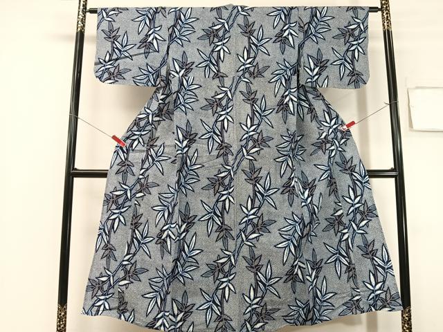 ■■■　サイズ　■■■ 身丈 147cm（肩から） 裄丈 62cm 袖丈 41cm　縫込み 3cm 袖幅 32cm 前幅 24.5cm 後幅 30cm 着物縫いこみ 内揚げ 0cm 裄 お袖側 約1cm　身頃側 約1cm ■■■　商品詳細　■■■ 【綿】 状態は接写画像のように後身頃に薄い汚れがございますが その他特に目立ったシミ汚れなどもなく大変良い状態です。 大変上質な逸品になります。 お安く出品致しますので、是非この機会にいかがでしょうか？ ■■■　注意事項　■■■ ■モニター発色の具合により色合いが異なる場合がございます。 ■寸法は多少の誤差が生じる場合がございますのでご了承ください。 ■縫込みの長さが左右非対称の場合は短い部分を記載しております。 左右非対称であってもご返品・お値引き等の保証は出来かねますので、ご了承の上ご購入をお願い致します。 ■シミ等のチェックには注意を払っておりますが、見落としがある場合もございますし、個人の見解も様々ですので神経質な方のご購入はお控えください。 ■箪笥に入っておりました着物や帯なので畳みシワや匂いがあるものもございます。 ■お休みは基本的に土日祝となりますが、その他臨時でお休みする場合がございますのでご了承ください。 ■商品の発送は平日のみの発送となります。 ■夜間と土曜、日曜日はお問い合わせの回答が遅れる場合がございます。 ■当店では、お直し、紋入れ、お手入れ等は承っておりません。 ■生地の状態（ヤケ、経年劣化等）によってはサイズ直しが出来ない場合がございます。 その点もどうかご了承のうえ、ご購入をお願いいたします。 ■弊社で取り扱う商品は一点ものにつき、時期や在庫状況に応じて金額が変更となる場合がございます。 ■検針は行っておりません。予めご了承いただきますようお願いいたします。 ■【洗える着物】と記載のある商品におきましては、商品お届け後に洗濯を行ってしまってからのご返品にはご対応しかねます。 念の為、専門店でのお手入れをお願いいたします。 ■写真に写っている物が全てになります。それ以外の付属品はございませんのでご了承ください。 ■状態に関する写真につきましては、掲載可能な写真枚数に限りがあるため、各箇所につき1枚参考画像を掲載しております。 ■着物のサイズ目安は下記を参考ください↓ ＜女性着物＞　お端折り次第で＋5cm　－1cmが着用可能サイズ 　例）身丈170cmの場合、身長160cm～175cm ＜男性着物＞　身丈＋約25cm～27cm程が適応身長 　例）身丈155cmの場合、身長180～182cm
