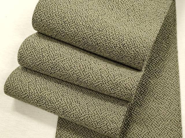 ■■■　サイズ　■■■ 長さ 402cm 幅9.5cm程 ■■■　商品詳細　■■■ 【正絹】 状態は締めてはおりますが 特に目立ったシミ汚れなどもなく大変良い状態です。 本場筑前博多織は、 福岡県福岡市博多区やその周辺で生産される絹織物です。 仏具のひとつである独鈷、華皿を基にした幾何学模様が織られています。 江戸時代に筑前藩主だった黒田長政が幕府への献上品にしたことから、 博多献上、献上博多とも呼ばれます。 横畝が際立って見える経畝織りという織りになっています。 30～60本の細い経糸を使うため、こしやはりがあり、 地合が硬く、光沢感があります。 きちんと締まり、くずれにくい、締めやすい帯といわれています。 大変上質な逸品になります。 お安く出品致しますので、是非この機会にいかがでしょうか？ ■■■　注意事項　■■■ ■モニター発色の具合により色合いが異なる場合がございます。 ■寸法は多少の誤差が生じる場合がございますのでご了承ください。 ■縫込みの長さが左右非対称の場合は短い部分を記載しております。 左右非対称であってもご返品・お値引き等の保証は出来かねますので、ご了承の上ご購入をお願い致します。 ■シミ等のチェックには注意を払っておりますが、見落としがある場合もございますし、個人の見解も様々ですので神経質な方のご購入はお控えください。 ■箪笥に入っておりました着物や帯なので畳みシワや匂いがあるものもございます。 ■お休みは基本的に土日祝となりますが、その他臨時でお休みする場合がございますのでご了承ください。 ■商品の発送は平日のみの発送となります。 ■夜間と土曜、日曜日はお問い合わせの回答が遅れる場合がございます。 ■当店では、お直し、紋入れ、お手入れ等は承っておりません。 ■生地の状態（ヤケ、経年劣化等）によってはサイズ直しが出来ない場合がございます。 その点もどうかご了承のうえ、ご購入をお願いいたします。 ■弊社で取り扱う商品は一点ものにつき、時期や在庫状況に応じて金額が変更となる場合がございます。 ■検針は行っておりません。予めご了承いただきますようお願いいたします。 ■【洗える着物】と記載のある商品におきましては、商品お届け後に洗濯を行ってしまってからのご返品にはご対応しかねます。 念の為、専門店でのお手入れをお願いいたします。 ■写真に写っている物が全てになります。それ以外の付属品はございませんのでご了承ください。 ■状態に関する写真につきましては、掲載可能な写真枚数に限りがあるため、各箇所につき1枚参考画像を掲載しております。 ■着物のサイズ目安は下記を参考ください↓ ＜女性着物＞　お端折り次第で＋5cm　－1cmが着用可能サイズ 　例）身丈170cmの場合、身長160cm～175cm ＜男性着物＞　身丈＋約25cm～27cm程が適応身長 　例）身丈155cmの場合、身長180～182cm