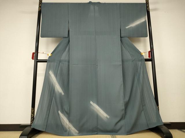 ■■■　サイズ　■■■ 身丈 163cm（肩から） 裄丈 68.5cm 袖丈 48.5cm　縫込み 2.5cm 袖幅 34cm 前幅 26.5cm 後幅 32cm 着物縫いこみ 内揚げ 5cm 裄 お袖側 約2cm　身頃側 約1.5cm ■■■　商品詳細　■■■ 【化繊】 状態は接写画像のように衿山に薄い汚れがございますが その他特に目立ったシミ汚れなどもなく大変良い状態です。 お安く出品致しますので、是非この機会にいかがでしょうか？※ご自身で洗濯された場合の保証はできかねます。 専門店にご相談ください。 ■■■　注意事項　■■■ ■モニター発色の具合により色合いが異なる場合がございます。 ■寸法は多少の誤差が生じる場合がございますのでご了承ください。 ■縫込みの長さが左右非対称の場合は短い部分を記載しております。 左右非対称であってもご返品・お値引き等の保証は出来かねますので、ご了承の上ご購入をお願い致します。 ■シミ等のチェックには注意を払っておりますが、見落としがある場合もございますし、個人の見解も様々ですので神経質な方のご購入はお控えください。 ■箪笥に入っておりました着物や帯なので畳みシワや匂いがあるものもございます。 ■お休みは基本的に土日祝となりますが、その他臨時でお休みする場合がございますのでご了承ください。 ■商品の発送は平日のみの発送となります。 ■夜間と土曜、日曜日はお問い合わせの回答が遅れる場合がございます。 ■当店では、お直し、紋入れ、お手入れ等は承っておりません。 ■生地の状態（ヤケ、経年劣化等）によってはサイズ直しが出来ない場合がございます。 その点もどうかご了承のうえ、ご購入をお願いいたします。 ■弊社で取り扱う商品は一点ものにつき、時期や在庫状況に応じて金額が変更となる場合がございます。 ■検針は行っておりません。予めご了承いただきますようお願いいたします。 ■【洗える着物】と記載のある商品におきましては、商品お届け後に洗濯を行ってしまってからのご返品にはご対応しかねます。 念の為、専門店でのお手入れをお願いいたします。 ■着物のサイズ目安は下記を参考ください↓ ＜女性着物＞　お端折り次第で＋5?　−10?が着用可能サイズ 　例）身丈170?の場合、身長160?〜175? ＜男性着物＞　身丈＋約25?〜27?程が適応身長 　例）身丈155?の場合、身長180〜182?