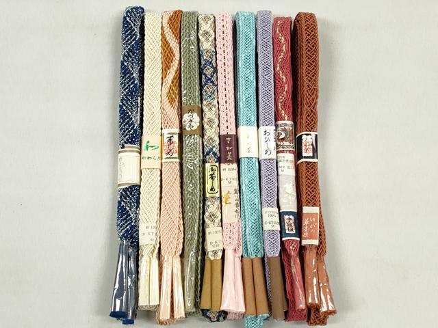 ■■■　商品詳細　■■■ 【未使用】 ※こちらのお品はまとめての出品となりますので、 汚れ・サイズ等の詳細は記載しておりません。 ご理解の上でのご入札をお願い致します。 大変上質な逸品になります。 お安く出品致しますので、是非この機会にいかがでしょうか？ ■■■　注意事項　■■■ ■モニター発色の具合により色合いが異なる場合がございます。 ■寸法は多少の誤差が生じる場合がございますのでご了承ください。 ■縫込みの長さが左右非対称の場合は短い部分を記載しております。 左右非対称であってもご返品・お値引き等の保証は出来かねますので、ご了承の上ご購入をお願い致します。 ■シミ等のチェックには注意を払っておりますが、見落としがある場合もございますし、個人の見解も様々ですので神経質な方のご購入はお控えください。 ■箪笥に入っておりました着物や帯なので畳みシワや匂いがあるものもございます。 ■お休みは基本的に土日祝となりますが、その他臨時でお休みする場合がございますのでご了承ください。 ■商品の発送は平日のみの発送となります。 ■夜間と土曜、日曜日はお問い合わせの回答が遅れる場合がございます。 ■当店では、お直し、紋入れ、お手入れ等は承っておりません。 ■生地の状態（ヤケ、経年劣化等）によってはサイズ直しが出来ない場合がございます。 その点もどうかご了承のうえ、ご購入をお願いいたします。 ■弊社で取り扱う商品は一点ものにつき、時期や在庫状況に応じて金額が変更となる場合がございます。 ■検針は行っておりません。予めご了承いただきますようお願いいたします。 ■【洗える着物】と記載のある商品におきましては、商品お届け後に洗濯を行ってしまってからのご返品にはご対応しかねます。 念の為、専門店でのお手入れをお願いいたします。 ■写真に写っている物が全てになります。それ以外の付属品はございませんのでご了承ください。 ■状態に関する写真につきましては、掲載可能な写真枚数に限りがあるため、各箇所につき1枚参考画像を掲載しております。 ■着物のサイズ目安は下記を参考ください↓ ＜女性着物＞　お端折り次第で＋5cm　－1cmが着用可能サイズ 　例）身丈170cmの場合、身長160cm～175cm ＜男性着物＞　身丈＋約25cm～27cm程が適応身長 　例）身丈155cmの場合、身長180～182cm