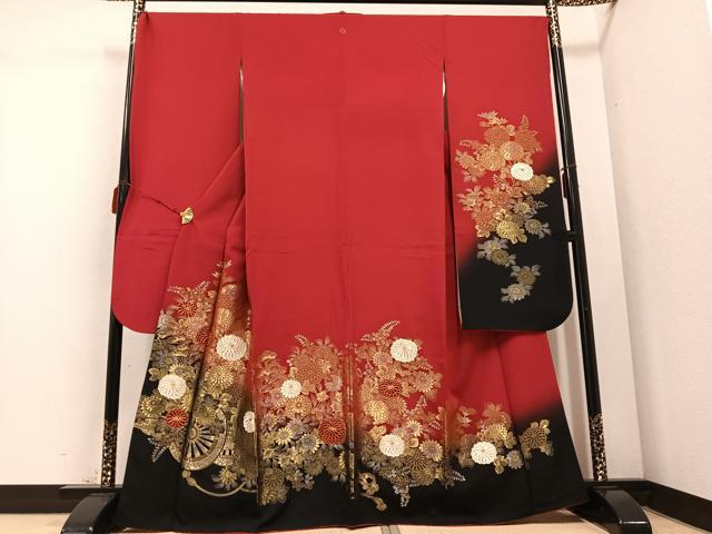 ■■■　サイズ　■■■ 身丈 162cm（肩から） 裄丈 70cm 袖丈 106cm　縫込み 4.5cm 袖幅 34.5cm 前幅 24cm 後幅 29.5cm 着物縫いこみ 内揚げ 8cm 裄 お袖側 約1cm　身頃側 約0cm ■■■　商品詳細　■■■ 【正絹・一つ紋】 状態は接写画像のように衿山に若干の薄い汚れがございますがその他特に目立ったシミ汚れなどもなく大変良い状態です。 気にならない方でしたらそのままお召になれるかと思われます。 大変上質な逸品になります。 お安く出品致しますので、是非この機会にいかがでしょうか？ ■■■　注意事項　■■■ ■モニター発色の具合により色合いが異なる場合がございます。 ■寸法は多少の誤差が生じる場合がございますのでご了承ください。 ■縫込みの長さが左右非対称の場合は短い部分を記載しております。 左右非対称であってもご返品・お値引き等の保証は出来かねますので、ご了承の上ご購入をお願い致します。 ■シミ等のチェックには注意を払っておりますが、見落としがある場合もございますし、個人の見解も様々ですので神経質な方のご購入はお控えください。 ■箪笥に入っておりました着物や帯なので畳みシワや匂いがあるものもございます。 ■お休みは基本的に土日祝となりますが、その他臨時でお休みする場合がございますのでご了承ください。 ■商品の発送は平日のみの発送となります。 ■夜間と土曜、日曜日はお問い合わせの回答が遅れる場合がございます。 ■当店では、お直し、紋入れ、お手入れ等は承っておりません。 ■生地の状態（ヤケ、経年劣化等）によってはサイズ直しが出来ない場合がございます。 その点もどうかご了承のうえ、ご購入をお願いいたします。 ■弊社で取り扱う商品は一点ものにつき、時期や在庫状況に応じて金額が変更となる場合がございます。 ■検針は行っておりません。予めご了承いただきますようお願いいたします。 ■【洗える着物】と記載のある商品におきましては、商品お届け後に洗濯を行ってしまってからのご返品にはご対応しかねます。 念の為、専門店でのお手入れをお願いいたします。 ■着物のサイズ目安は下記を参考ください↓ ＜女性着物＞　お端折り次第で＋5cm　−1cmが着用可能サイズ 　例）身丈170cmの場合、身長160cm〜175cm ＜男性着物＞　身丈＋約25cm〜27cm程が適応身長 　例）身丈155cmの場合、身長180〜182cm