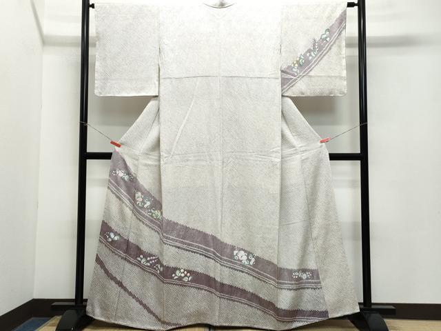 ■■■　サイズ　■■■ 身丈 160.5cm（肩から） 裄丈 63cm 袖丈 48cm　縫込み 1cm 袖幅 32.5cm 前幅 25.5cm 後幅 30.5cm 着物縫いこみ 内揚げ 7.5cm 裄 お袖側 約2cm　身頃側 約3cm ■■■　商品詳細　■■■ 【正絹】 状態は接写画像のようにおくみ・上前・両袖・衿山に汚れがございますが その他特に目立ったシミ汚れなどもなく大変良い状態です。 大変上質な逸品になります。 お安く出品致しますので、是非この機会にいかがでしょうか？ ■■■　注意事項　■■■ ■モニター発色の具合により色合いが異なる場合がございます。 ■寸法は多少の誤差が生じる場合がございますのでご了承ください。 ■縫込みの長さが左右非対称の場合は短い部分を記載しております。 左右非対称であってもご返品・お値引き等の保証は出来かねますので、ご了承の上ご購入をお願い致します。 ■シミ等のチェックには注意を払っておりますが、見落としがある場合もございますし、個人の見解も様々ですので神経質な方のご購入はお控えください。 ■箪笥に入っておりました着物や帯なので畳みシワや匂いがあるものもございます。 ■お休みは基本的に土日祝となりますが、その他臨時でお休みする場合がございますのでご了承ください。 ■商品の発送は平日のみの発送となります。 ■夜間と土曜、日曜日はお問い合わせの回答が遅れる場合がございます。 ■当店では、お直し、紋入れ、お手入れ等は承っておりません。 ■生地の状態（ヤケ、経年劣化等）によってはサイズ直しが出来ない場合がございます。 その点もどうかご了承のうえ、ご購入をお願いいたします。 ■弊社で取り扱う商品は一点ものにつき、時期や在庫状況に応じて金額が変更となる場合がございます。 ■検針は行っておりません。予めご了承いただきますようお願いいたします。 ■【洗える着物】と記載のある商品におきましては、商品お届け後に洗濯を行ってしまってからのご返品にはご対応しかねます。 念の為、専門店でのお手入れをお願いいたします。 ■着物のサイズ目安は下記を参考ください↓ ＜女性着物＞　お端折り次第で＋5?　−10?が着用可能サイズ 　例）身丈170?の場合、身長160?〜175? ＜男性着物＞　身丈＋約25?〜27?程が適応身長 　例）身丈155?の場合、身長180〜182?