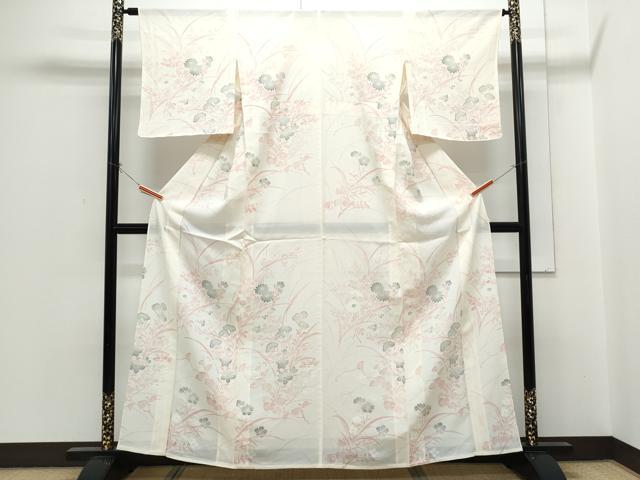 ■■■　サイズ　■■■ 身丈 161cm（肩から） 裄丈 64cm 袖丈 47cm　縫込み 6cm 袖幅 33cm 前幅 23.5cm 後幅 29cm 着物縫いこみ 内揚げ 2cm 裄 お袖側 約2cm　身頃側 約2cm ■■■　商品詳細　■■■ 【正絹】 状態は特に目立ったシミ汚れなどもなく大変良い状態です。 大変上質な逸品になります。 お安く出品致しますので、是非この機会にいかがでしょうか？ ■■■　注意事項　■■■ ■モニター発色の具合により色合いが異なる場合がございます。 ■寸法は多少の誤差が生じる場合がございますのでご了承ください。 ■縫込みの長さが左右非対称の場合は短い部分を記載しております。 左右非対称であってもご返品・お値引き等の保証は出来かねますので、ご了承の上ご購入をお願い致します。 ■シミ等のチェックには注意を払っておりますが、見落としがある場合もございますし、個人の見解も様々ですので神経質な方のご購入はお控えください。 ■箪笥に入っておりました着物や帯なので畳みシワや匂いがあるものもございます。 ■お休みは基本的に土日祝となりますが、その他臨時でお休みする場合がございますのでご了承ください。 ■商品の発送は平日のみの発送となります。 ■夜間と土曜、日曜日はお問い合わせの回答が遅れる場合がございます。 ■当店では、お直し、紋入れ、お手入れ等は承っておりません。 ■生地の状態（ヤケ、経年劣化等）によってはサイズ直しが出来ない場合がございます。 その点もどうかご了承のうえ、ご購入をお願いいたします。 ■弊社で取り扱う商品は一点ものにつき、時期や在庫状況に応じて金額が変更となる場合がございます。 ■検針は行っておりません。予めご了承いただきますようお願いいたします。 ■【洗える着物】と記載のある商品におきましては、商品お届け後に洗濯を行ってしまってからのご返品にはご対応しかねます。 念の為、専門店でのお手入れをお願いいたします。 ■写真に写っている物が全てになります。それ以外の付属品はございませんのでご了承ください。 ■状態に関する写真につきましては、掲載可能な写真枚数に限りがあるため、各箇所につき1枚参考画像を掲載しております。 ■着物のサイズ目安は下記を参考ください↓ ＜女性着物＞　お端折り次第で＋5cm　－1cmが着用可能サイズ 　例）身丈170cmの場合、身長160cm～175cm ＜男性着物＞　身丈＋約25cm～27cm程が適応身長 　例）身丈155cmの場合、身長180～182cm