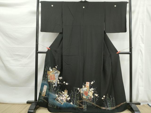 ■■■　サイズ　■■■ 身丈 168cm（肩から） 裄丈 65cm 袖丈 49cm　縫込み 3.5cm 袖幅 33cm 前幅 24cm 後幅 30cm 着物縫いこみ 内揚げ 0cm 裄 お袖側 約0cm　身頃側 約2cm ■■■　商品詳細　■■■ 【正絹・五つ紋・比翼仕立て】 状態は画像を添付しておりますので、そちらをご確認下さいますよう宜しくお願い致します。 大変上質な逸品になります。 お安く出品致しますので、是非この機会にいかがでしょうか？ ■■■　注意事項　■■■ ■モニター発色の具合により色合いが異なる場合がございます。 ■寸法は多少の誤差が生じる場合がございますのでご了承ください。 ■縫込みの長さが左右非対称の場合は短い部分を記載しております。 左右非対称であってもご返品・お値引き等の保証は出来かねますので、ご了承の上ご購入をお願い致します。 ■シミ等のチェックには注意を払っておりますが、見落としがある場合もございますし、個人の見解も様々ですので神経質な方のご購入はお控えください。 ■箪笥に入っておりました着物や帯なので畳みシワや匂いがあるものもございます。 ■お休みは基本的に土日祝となりますが、その他臨時でお休みする場合がございますのでご了承ください。 ■商品の発送は平日のみの発送となります。 ■夜間と土曜、日曜日はお問い合わせの回答が遅れる場合がございます。 ■当店では、お直し、紋入れ、お手入れ等は承っておりません。 ■生地の状態（ヤケ、経年劣化等）によってはサイズ直しが出来ない場合がございます。 その点もどうかご了承のうえ、ご購入をお願いいたします。 ■弊社で取り扱う商品は一点ものにつき、時期や在庫状況に応じて金額が変更となる場合がございます。 ■検針は行っておりません。予めご了承いただきますようお願いいたします。 ■【洗える着物】と記載のある商品におきましては、商品お届け後に洗濯を行ってしまってからのご返品にはご対応しかねます。 念の為、専門店でのお手入れをお願いいたします。 ■写真に写っている物が全てになります。それ以外の付属品はございませんのでご了承ください。 ■状態に関する写真につきましては、掲載可能な写真枚数に限りがあるため、各箇所につき1枚参考画像を掲載しております。 ■着物のサイズ目安は下記を参考ください↓ ＜女性着物＞　お端折り次第で＋5cm　−1cmが着用可能サイズ 　例）身丈170cmの場合、身長160cm〜175cm ＜男性着物＞　身丈＋約25cm〜27cm程が適応身長 　例）身丈155cmの場合、身長180〜182cm
