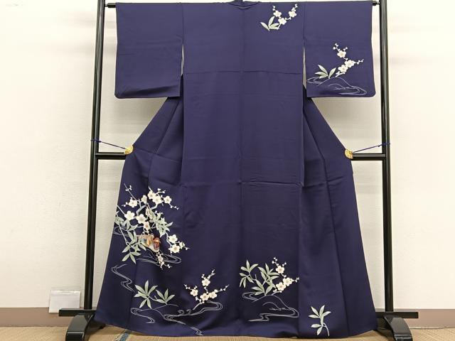 ■■■　サイズ　■■■ 身丈 164cm（肩から） 裄丈 63.5cm 袖丈 50cm　縫込み 8.5cm 袖幅 33cm 前幅 23cm 後幅 29cm 着物縫いこみ 内揚げ 0cm 裄 お袖側 約3cm　身頃側 約4.5cm ■■■　商品詳細　■■■ 【正絹】 状態は画像を添付しておりますので、そちらをご確認下さいますよう宜しくお願い致します。 大変上質な逸品になります。 お安く出品致しますので、是非この機会にいかがでしょうか？ ■■■　注意事項　■■■ ■モニター発色の具合により色合いが異なる場合がございます。 ■寸法は多少の誤差が生じる場合がございますのでご了承ください。 ■縫込みの長さが左右非対称の場合は短い部分を記載しております。 左右非対称であってもご返品・お値引き等の保証は出来かねますので、ご了承の上ご購入をお願い致します。 ■シミ等のチェックには注意を払っておりますが、見落としがある場合もございますし、個人の見解も様々ですので神経質な方のご購入はお控えください。 ■箪笥に入っておりました着物や帯なので畳みシワや匂いがあるものもございます。 ■お休みは基本的に土日祝となりますが、その他臨時でお休みする場合がございますのでご了承ください。 ■商品の発送は平日のみの発送となります。 ■夜間と土曜、日曜日はお問い合わせの回答が遅れる場合がございます。 ■当店では、お直し、紋入れ、お手入れ等は承っておりません。 ■生地の状態（ヤケ、経年劣化等）によってはサイズ直しが出来ない場合がございます。 その点もどうかご了承のうえ、ご購入をお願いいたします。 ■弊社で取り扱う商品は一点ものにつき、時期や在庫状況に応じて金額が変更となる場合がございます。 ■検針は行っておりません。予めご了承いただきますようお願いいたします。 ■【洗える着物】と記載のある商品におきましては、商品お届け後に洗濯を行ってしまってからのご返品にはご対応しかねます。 念の為、専門店でのお手入れをお願いいたします。 ■写真に写っている物が全てになります。それ以外の付属品はございませんのでご了承ください。 ■状態に関する写真につきましては、掲載可能な写真枚数に限りがあるため、各箇所につき1枚参考画像を掲載しております。 ■着物のサイズ目安は下記を参考ください↓ ＜女性着物＞　お端折り次第で＋5cm　－1cmが着用可能サイズ 　例）身丈170cmの場合、身長160cm～175cm ＜男性着物＞　身丈＋約25cm～27cm程が適応身長 　例）身丈155cmの場合、身長180～182cm
