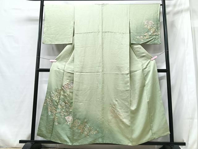 ■■■　サイズ　■■■ 身丈 154cm（肩から） 裄丈 66cm 袖丈 48cm　縫込み 4.5cm 袖幅 34cm 前幅 25cm 後幅 30.5cm 着物縫いこみ 内揚げ 10.5cm 裄 お袖側 約2cm　身頃側 約2.5cm ■■■　商品詳細　■■■ 【正絹】 状態は画像を添付しておりますので、そちらをご確認下さいますよう宜しくお願い致します。 大変上質な逸品になります。 お安く出品致しますので、是非この機会にいかがでしょうか？ ■■■　注意事項　■■■ ■モニター発色の具合により色合いが異なる場合がございます。 ■寸法は多少の誤差が生じる場合がございますのでご了承ください。 ■縫込みの長さが左右非対称の場合は短い部分を記載しております。 左右非対称であってもご返品・お値引き等の保証は出来かねますので、ご了承の上ご購入をお願い致します。 ■シミ等のチェックには注意を払っておりますが、見落としがある場合もございますし、個人の見解も様々ですので神経質な方のご購入はお控えください。 ■箪笥に入っておりました着物や帯なので畳みシワや匂いがあるものもございます。 ■お休みは基本的に土日祝となりますが、その他臨時でお休みする場合がございますのでご了承ください。 ■商品の発送は平日のみの発送となります。 ■夜間と土曜、日曜日はお問い合わせの回答が遅れる場合がございます。 ■当店では、お直し、紋入れ、お手入れ等は承っておりません。 ■生地の状態（ヤケ、経年劣化等）によってはサイズ直しが出来ない場合がございます。 その点もどうかご了承のうえ、ご購入をお願いいたします。 ■弊社で取り扱う商品は一点ものにつき、時期や在庫状況に応じて金額が変更となる場合がございます。 ■検針は行っておりません。予めご了承いただきますようお願いいたします。 ■【洗える着物】と記載のある商品におきましては、商品お届け後に洗濯を行ってしまってからのご返品にはご対応しかねます。 念の為、専門店でのお手入れをお願いいたします。 ■写真に写っている物が全てになります。それ以外の付属品はございませんのでご了承ください。 ■状態に関する写真につきましては、掲載可能な写真枚数に限りがあるため、各箇所につき1枚参考画像を掲載しております。 ■着物のサイズ目安は下記を参考ください↓ ＜女性着物＞　お端折り次第で＋5cm　－1cmが着用可能サイズ 　例）身丈170cmの場合、身長160cm～175cm ＜男性着物＞　身丈＋約25cm～27cm程が適応身長 　例）身丈155cmの場合、身長180～182cm