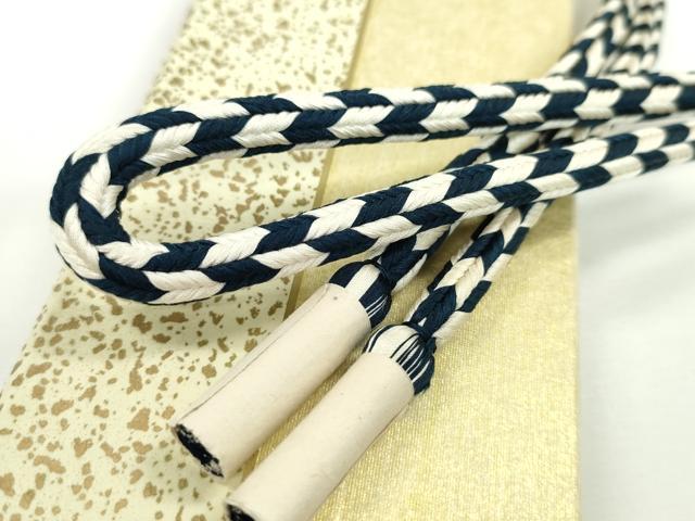 ■■■　サイズ　■■■ 長さ　約140cm（房を除く） ■■■　商品詳細　■■■ 【正絹・未使用】 状態は特に目立ったシミ汚れなどもなく大変良い状態です。 大変上質な極上の逸品になります。 お安く出品致しますので、是非この機会にいかがでしょうか？ ■■■　注意事項　■■■ ■モニター発色の具合により色合いが異なる場合がございます。 ■寸法は多少の誤差が生じる場合がございますのでご了承ください。 ■縫込みの長さが左右非対称の場合は短い部分を記載しております。 左右非対称であってもご返品・お値引き等の保証は出来かねますので、ご了承の上ご購入をお願い致します。 ■シミ等のチェックには注意を払っておりますが、見落としがある場合もございますし、個人の見解も様々ですので神経質な方のご購入はお控えください。 ■箪笥に入っておりました着物や帯なので畳みシワや匂いがあるものもございます。 ■お休みは基本的に土日祝となりますが、その他臨時でお休みする場合がございますのでご了承ください。 ■商品の発送は平日のみの発送となります。 ■夜間と土曜、日曜日はお問い合わせの回答が遅れる場合がございます。 ■当店では、お直し、紋入れ、お手入れ等は承っておりません。 ■生地の状態（ヤケ、経年劣化等）によってはサイズ直しが出来ない場合がございます。 その点もどうかご了承のうえ、ご購入をお願いいたします。 ■弊社で取り扱う商品は一点ものにつき、時期や在庫状況に応じて金額が変更となる場合がございます。 ■検針は行っておりません。予めご了承いただきますようお願いいたします。 ■【洗える着物】と記載のある商品におきましては、商品お届け後に洗濯を行ってしまってからのご返品にはご対応しかねます。 念の為、専門店でのお手入れをお願いいたします。 ■着物のサイズ目安は下記を参考ください↓ ＜女性着物＞　お端折り次第で＋5?　−10?が着用可能サイズ 　例）身丈170?の場合、身長160?〜175? ＜男性着物＞　身丈＋約25?〜27?程が適応身長 　例）身丈155?の場合、身長180〜182?