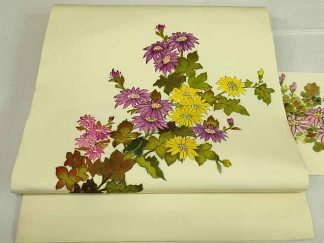 ■■■　サイズ　■■■ 長さ 356cm 幅 30.5cm程 ■■■　商品詳細　■■■ 【正絹】 状態は接写画像のように 裏地に薄い汚れがございますが その他表地は特に目立ったシミ汚れなどもなく大変良い状態です。 着用時には見えない部分になるかと思いますのであまり気にならずお召になれるかと思います。 大変上質な逸品になります。 お安く出品致しますので、是非この機会にいかがでしょうか？ ■■■　注意事項　■■■ ■モニター発色の具合により色合いが異なる場合がございます。 ■寸法は多少の誤差が生じる場合がございますのでご了承ください。 ■縫込みの長さが左右非対称の場合は短い部分を記載しております。 左右非対称であってもご返品・お値引き等の保証は出来かねますので、ご了承の上ご購入をお願い致します。 ■シミ等のチェックには注意を払っておりますが、見落としがある場合もございますし、個人の見解も様々ですので神経質な方のご購入はお控えください。 ■箪笥に入っておりました着物や帯なので畳みシワや匂いがあるものもございます。 ■お休みは基本的に土日祝となりますが、その他臨時でお休みする場合がございますのでご了承ください。 ■商品の発送は平日のみの発送となります。 ■夜間と土曜、日曜日はお問い合わせの回答が遅れる場合がございます。 ■当店では、お直し、紋入れ、お手入れ等は承っておりません。 ■生地の状態（ヤケ、経年劣化等）によってはサイズ直しが出来ない場合がございます。 その点もどうかご了承のうえ、ご購入をお願いいたします。 ■弊社で取り扱う商品は一点ものにつき、時期や在庫状況に応じて金額が変更となる場合がございます。 ■検針は行っておりません。予めご了承いただきますようお願いいたします。 ■【洗える着物】と記載のある商品におきましては、商品お届け後に洗濯を行ってしまってからのご返品にはご対応しかねます。 念の為、専門店でのお手入れをお願いいたします。 ■着物のサイズ目安は下記を参考ください↓ ＜女性着物＞　お端折り次第で＋5cm　−1cmが着用可能サイズ 　例）身丈170cmの場合、身長160cm〜175cm ＜男性着物＞　身丈＋約25cm〜27cm程が適応身長 　例）身丈155cmの場合、身長180〜182cm