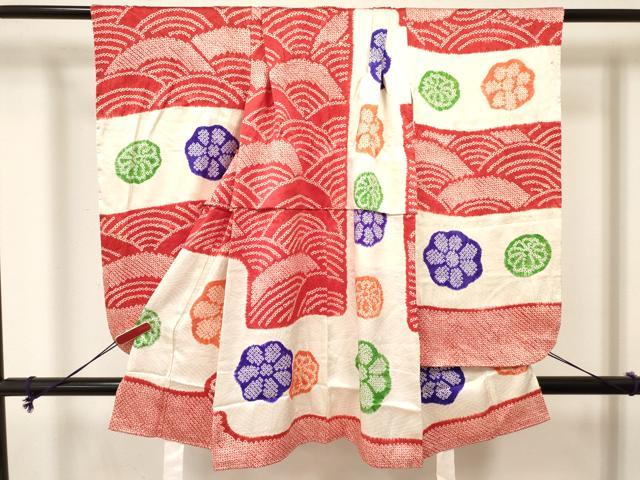 ■■■　サイズ　■■■ 【祝着】 身丈 93cm（肩から） 裄丈 49.5cm（肩上げ　3.5cm） 袖丈 74.5cm　縫込み 3cm 袖幅 32cm 前幅 21cm 後幅 26.5cm 着物縫いこみ 内揚げ 0cm （腰上げ　13.5cm） 裄 お袖側 約5cm　身頃側 約0cm ■■■　商品詳細　■■■ 着物【正絹】の 状態は接写画像のように表地所々・裏地に薄い汚れがございます。 大変上質な逸品になりますので ぜひお手入れをされてお召しになられてはいかがでしょうか。 お安く出品致しますので、是非この機会にいかがでしょうか？ ■■■　注意事項　■■■ ■モニター発色の具合により色合いが異なる場合がございます。 ■寸法は多少の誤差が生じる場合がございますのでご了承ください。 ■縫込みの長さが左右非対称の場合は短い部分を記載しております。 左右非対称であってもご返品・お値引き等の保証は出来かねますので、ご了承の上ご購入をお願い致します。 ■シミ等のチェックには注意を払っておりますが、見落としがある場合もございますし、個人の見解も様々ですので神経質な方のご購入はお控えください。 ■箪笥に入っておりました着物や帯なので畳みシワや匂いがあるものもございます。 ■お休みは基本的に土日祝となりますが、その他臨時でお休みする場合がございますのでご了承ください。 ■商品の発送は平日のみの発送となります。 ■夜間と土曜、日曜日はお問い合わせの回答が遅れる場合がございます。 ■当店では、お直し、紋入れ、お手入れ等は承っておりません。 ■生地の状態（ヤケ、経年劣化等）によってはサイズ直しが出来ない場合がございます。 その点もどうかご了承のうえ、ご購入をお願いいたします。 ■弊社で取り扱う商品は一点ものにつき、時期や在庫状況に応じて金額が変更となる場合がございます。 ■検針は行っておりません。予めご了承いただきますようお願いいたします。 ■【洗える着物】と記載のある商品におきましては、商品お届け後に洗濯を行ってしまってからのご返品にはご対応しかねます。 念の為、専門店でのお手入れをお願いいたします。 ■写真に写っている物が全てになります。それ以外の付属品はございませんのでご了承ください。 ■着物のサイズ目安は下記を参考ください↓ ＜女性着物＞　お端折り次第で＋5cm　−1cmが着用可能サイズ 　例）身丈170cmの場合、身長160cm〜175cm ＜男性着物＞　身丈＋約25cm〜27cm程が適応身長 　例）身丈155cmの場合、身長180〜182cm