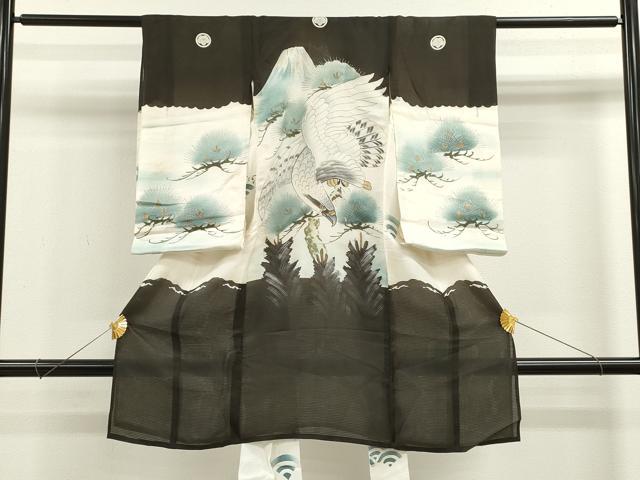 ■■■　サイズ　■■■ 【着物】 身丈 94.5cm（肩から） 裄丈 45cm 袖丈 55.5cm ■■■　商品詳細　■■■ 産着【正絹・五つ紋】の状態は接写画像のように後身頃の駒刺繍に糸解け、表地所々・裏地・長襦袢の裏地に薄い汚れがございます。 大変上質な逸品になりますので ぜひお手入れをされてお召しになられてはいかがでしょうか。 お安く出品致しますので、是非この機会にいかがでしょうか？ ■■■　注意事項　■■■ ■モニター発色の具合により色合いが異なる場合がございます。 ■寸法は多少の誤差が生じる場合がございますのでご了承ください。 ■縫込みの長さが左右非対称の場合は短い部分を記載しております。 左右非対称であってもご返品・お値引き等の保証は出来かねますので、ご了承の上ご購入をお願い致します。 ■シミ等のチェックには注意を払っておりますが、見落としがある場合もございますし、個人の見解も様々ですので神経質な方のご購入はお控えください。 ■箪笥に入っておりました着物や帯なので畳みシワや匂いがあるものもございます。 ■お休みは基本的に土日祝となりますが、その他臨時でお休みする場合がございますのでご了承ください。 ■商品の発送は平日のみの発送となります。 ■夜間と土曜、日曜日はお問い合わせの回答が遅れる場合がございます。 ■当店では、お直し、紋入れ、お手入れ等は承っておりません。 ■生地の状態（ヤケ、経年劣化等）によってはサイズ直しが出来ない場合がございます。 その点もどうかご了承のうえ、ご購入をお願いいたします。 ■弊社で取り扱う商品は一点ものにつき、時期や在庫状況に応じて金額が変更となる場合がございます。 ■検針は行っておりません。予めご了承いただきますようお願いいたします。 ■【洗える着物】と記載のある商品におきましては、商品お届け後に洗濯を行ってしまってからのご返品にはご対応しかねます。 念の為、専門店でのお手入れをお願いいたします。 ■着物のサイズ目安は下記を参考ください↓ ＜女性着物＞　お端折り次第で＋5cm　−1cmが着用可能サイズ 　例）身丈170cmの場合、身長160cm〜175cm ＜男性着物＞　身丈＋約25cm〜27cm程が適応身長 　例）身丈155cmの場合、身長180〜182cm