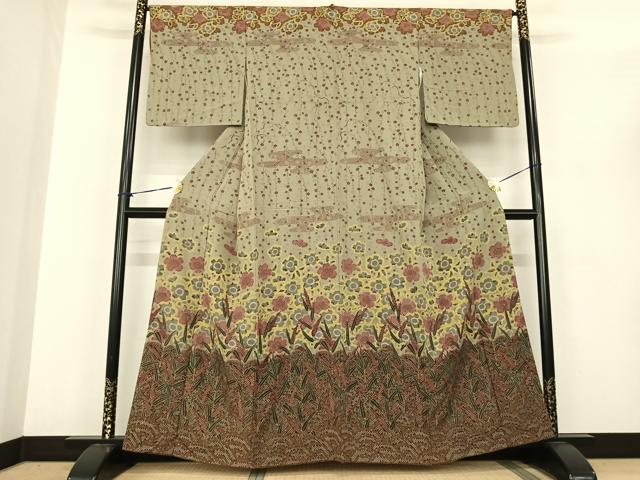 ■■■　サイズ　■■■ 身丈 161cm（肩から） 裄丈 66cm 袖丈 47.5cm　縫込み 5cm 袖幅 33.5cm 前幅 25cm 後幅 31cm 着物縫いこみ 内揚げ 4cm 裄 お袖側 約3cm　身頃側 約4cm ■■■　商品詳細　■■■ 【正絹】 状態は特に目立ったシミ汚れなどもなく大変良い状態です。 大変上質な逸品になります。 お安く出品致しますので、是非この機会にいかがでしょうか？ ■■■　注意事項　■■■ ■モニター発色の具合により色合いが異なる場合がございます。 ■寸法は多少の誤差が生じる場合がございますのでご了承ください。 ■縫込みの長さが左右非対称の場合は短い部分を記載しております。 左右非対称であってもご返品・お値引き等の保証は出来かねますので、ご了承の上ご購入をお願い致します。 ■シミ等のチェックには注意を払っておりますが、見落としがある場合もございますし、個人の見解も様々ですので神経質な方のご購入はお控えください。 ■箪笥に入っておりました着物や帯なので畳みシワや匂いがあるものもございます。 ■お休みは基本的に土日祝となりますが、その他臨時でお休みする場合がございますのでご了承ください。 ■商品の発送は平日のみの発送となります。 ■夜間と土曜、日曜日はお問い合わせの回答が遅れる場合がございます。 ■当店では、お直し、紋入れ、お手入れ等は承っておりません。 ■生地の状態（ヤケ、経年劣化等）によってはサイズ直しが出来ない場合がございます。 その点もどうかご了承のうえ、ご購入をお願いいたします。 ■弊社で取り扱う商品は一点ものにつき、時期や在庫状況に応じて金額が変更となる場合がございます。 ■検針は行っておりません。予めご了承いただきますようお願いいたします。 ■【洗える着物】と記載のある商品におきましては、商品お届け後に洗濯を行ってしまってからのご返品にはご対応しかねます。 念の為、専門店でのお手入れをお願いいたします。 ■着物のサイズ目安は下記を参考ください↓ ＜女性着物＞　お端折り次第で＋5cm　−1cmが着用可能サイズ 　例）身丈170cmの場合、身長160cm〜175cm ＜男性着物＞　身丈＋約25cm〜27cm程が適応身長 　例）身丈155cmの場合、身長180〜182cm