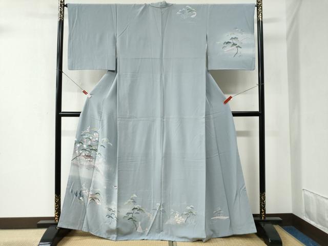 ■■■　サイズ　■■■ 身丈 164cm（肩から） 裄丈 66.5cm 袖丈 48cm　縫込み 8cm 袖幅 34.5cm 前幅 25cm 後幅 31cm 着物縫いこみ 内揚げ 8cm 裄 お袖側 約4cm　身頃側 約3cm ■■■　商品詳細　■■■ 【表地：正絹・胴裏：化繊】 状態は接写画像のように衿山に薄い汚れがございますが その他特に目立ったシミ汚れなどもなく大変良い状態です。 大変上質な逸品になります。 お安く出品致しますので、是非この機会にいかがでしょうか？ ■■■　注意事項　■■■ ■モニター発色の具合により色合いが異なる場合がございます。 ■寸法は多少の誤差が生じる場合がございますのでご了承ください。 ■縫込みの長さが左右非対称の場合は短い部分を記載しております。 左右非対称であってもご返品・お値引き等の保証は出来かねますので、ご了承の上ご購入をお願い致します。 ■シミ等のチェックには注意を払っておりますが、見落としがある場合もございますし、個人の見解も様々ですので神経質な方のご購入はお控えください。 ■箪笥に入っておりました着物や帯なので畳みシワや匂いがあるものもございます。 ■お休みは基本的に土日祝となりますが、その他臨時でお休みする場合がございますのでご了承ください。 ■商品の発送は平日のみの発送となります。 ■夜間と土曜、日曜日はお問い合わせの回答が遅れる場合がございます。 ■当店では、お直し、紋入れ、お手入れ等は承っておりません。 ■生地の状態（ヤケ、経年劣化等）によってはサイズ直しが出来ない場合がございます。 その点もどうかご了承のうえ、ご購入をお願いいたします。 ■弊社で取り扱う商品は一点ものにつき、時期や在庫状況に応じて金額が変更となる場合がございます。 ■検針は行っておりません。予めご了承いただきますようお願いいたします。 ■【洗える着物】と記載のある商品におきましては、商品お届け後に洗濯を行ってしまってからのご返品にはご対応しかねます。 念の為、専門店でのお手入れをお願いいたします。 ■着物のサイズ目安は下記を参考ください↓ ＜女性着物＞　お端折り次第で＋5cm　−1cmが着用可能サイズ 　例）身丈170cmの場合、身長160cm〜175cm ＜男性着物＞　身丈＋約25cm〜27cm程が適応身長 　例）身丈155cmの場合、身長180〜182cm