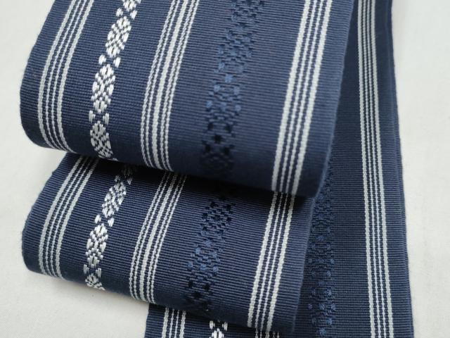 ■■■　サイズ　■■■ 長さ 406cm 幅 9cm程 ■■■　商品詳細　■■■ 【正絹】 状態は締めてはおりますが 特に目立ったシミ汚れなどもなく大変良い状態です。 本場筑前博多織は、福岡県福岡市博多区やその周辺で生産される絹織物です。 仏具のひとつである独鈷、華皿を基にした幾何学模様が織られています。 江戸時代に筑前藩主だった黒田長政が幕府への献上品にしたことから、博多献上、献上博多とも呼ばれます。 経糸が緯糸を包み込んで、表面には経糸だけ出て、横畝が際立って見える経畝織りという織りになっています。 30〜60本の細い経糸を使うため、こしやはりがあり、地合が硬く、光沢感があります。 きちんと締まり、くずれにくい、締めやすい帯といわれています。 大変上質な逸品になります。 お安く出品致しますので、是非この機会にいかがでしょうか？ ※両側未かがりですが着用には問題ありません。 ■■■　注意事項　■■■ ■モニター発色の具合により色合いが異なる場合がございます。 ■寸法は多少の誤差が生じる場合がございますのでご了承ください。 ■縫込みの長さが左右非対称の場合は短い部分を記載しております。 左右非対称であってもご返品・お値引き等の保証は出来かねますので、ご了承の上ご購入をお願い致します。 ■シミ等のチェックには注意を払っておりますが、見落としがある場合もございますし、個人の見解も様々ですので神経質な方のご購入はお控えください。 ■箪笥に入っておりました着物や帯なので畳みシワや匂いがあるものもございます。 ■お休みは基本的に土日祝となりますが、その他臨時でお休みする場合がございますのでご了承ください。 ■商品の発送は平日のみの発送となります。 ■夜間と土曜、日曜日はお問い合わせの回答が遅れる場合がございます。 ■当店では、お直し、紋入れ、お手入れ等は承っておりません。 ■生地の状態（ヤケ、経年劣化等）によってはサイズ直しが出来ない場合がございます。 その点もどうかご了承のうえ、ご購入をお願いいたします。 ■弊社で取り扱う商品は一点ものにつき、時期や在庫状況に応じて金額が変更となる場合がございます。 ■検針は行っておりません。予めご了承いただきますようお願いいたします。 ■【洗える着物】と記載のある商品におきましては、商品お届け後に洗濯を行ってしまってからのご返品にはご対応しかねます。 念の為、専門店でのお手入れをお願いいたします。 ■写真に写っている物が全てになります。それ以外の付属品はございませんのでご了承ください。 ■状態に関する写真につきましては、掲載可能な写真枚数に限りがあるため、各箇所につき1枚参考画像を掲載しております。 ■着物のサイズ目安は下記を参考ください↓ ＜女性着物＞　お端折り次第で＋5cm　−1cmが着用可能サイズ 　例）身丈170cmの場合、身長160cm〜175cm ＜男性着物＞　身丈＋約25cm〜27cm程が適応身長 　例）身丈155cmの場合、身長180〜182cm