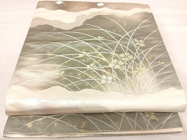 ■■■　サイズ　■■■ 長さ 432cm 幅 31cm程 ■■■　商品詳細　■■■ 【正絹・芯なし】 詳細に関しましては、画像をご確認ください。 大変上質な逸品になります。 お安く出品致しますので、是非この機会にいかがでしょうか？ ■■■　注意事項　■■■ ■モニター発色の具合により色合いが異なる場合がございます。 ■寸法は多少の誤差が生じる場合がございますのでご了承ください。 ■縫込みの長さが左右非対称の場合は短い部分を記載しております。 左右非対称であってもご返品・お値引き等の保証は出来かねますので、ご了承の上ご購入をお願い致します。 ■シミ等のチェックには注意を払っておりますが、見落としがある場合もございますし、個人の見解も様々ですので神経質な方のご購入はお控えください。 ■箪笥に入っておりました着物や帯なので畳みシワや匂いがあるものもございます。 ■お休みは基本的に土日祝となりますが、その他臨時でお休みする場合がございますのでご了承ください。 ■商品の発送は平日のみの発送となります。 ■夜間と土曜、日曜日はお問い合わせの回答が遅れる場合がございます。 ■当店では、お直し、紋入れ、お手入れ等は承っておりません。 ■生地の状態（ヤケ、経年劣化等）によってはサイズ直しが出来ない場合がございます。 その点もどうかご了承のうえ、ご購入をお願いいたします。 ■弊社で取り扱う商品は一点ものにつき、時期や在庫状況に応じて金額が変更となる場合がございます。 ■検針は行っておりません。予めご了承いただきますようお願いいたします。 ■【洗える着物】と記載のある商品におきましては、商品お届け後に洗濯を行ってしまってからのご返品にはご対応しかねます。 念の為、専門店でのお手入れをお願いいたします。 ■着物のサイズ目安は下記を参考ください↓ ＜女性着物＞　お端折り次第で＋5cm　−1cmが着用可能サイズ 　例）身丈170cmの場合、身長160cm〜175cm ＜男性着物＞　身丈＋約25cm〜27cm程が適応身長 　例）身丈155cmの場合、身長180〜182cm