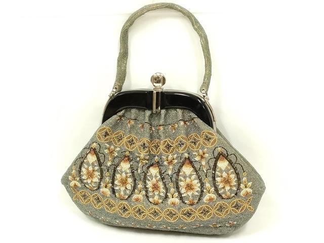 ■■■　サイズ　■■■ 【バッグ】 横　　　29.5cm 縦　　　19.5cm　取っ手込み　35.5cm 奥行き　4cm ■■■　商品詳細　■■■ 状態は参考画像のように所々に薄い汚れ、糸解け、傷がございます。 大変上質な逸品になります。 お安く出品致しますので、是非この機会にいかがでしょうか？ ■■■　注意事項　■■■ ■モニター発色の具合により色合いが異なる場合がございます。 ■寸法は多少の誤差が生じる場合がございますのでご了承ください。 ■縫込みの長さが左右非対称の場合は短い部分を記載しております。 左右非対称であってもご返品・お値引き等の保証は出来かねますので、ご了承の上ご購入をお願い致します。 ■シミ等のチェックには注意を払っておりますが、見落としがある場合もございますし、個人の見解も様々ですので神経質な方のご購入はお控えください。 ■箪笥に入っておりました着物や帯なので畳みシワや匂いがあるものもございます。 ■お休みは基本的に土日祝となりますが、その他臨時でお休みする場合がございますのでご了承ください。 ■商品の発送は平日のみの発送となります。 ■夜間と土曜、日曜日はお問い合わせの回答が遅れる場合がございます。 ■当店では、お直し、紋入れ、お手入れ等は承っておりません。 ■生地の状態（ヤケ、経年劣化等）によってはサイズ直しが出来ない場合がございます。 その点もどうかご了承のうえ、ご購入をお願いいたします。 ■弊社で取り扱う商品は一点ものにつき、時期や在庫状況に応じて金額が変更となる場合がございます。 ■検針は行っておりません。予めご了承いただきますようお願いいたします。 ■【洗える着物】と記載のある商品におきましては、商品お届け後に洗濯を行ってしまってからのご返品にはご対応しかねます。 念の為、専門店でのお手入れをお願いいたします。 ■写真に写っている物が全てになります。それ以外の付属品はございませんのでご了承ください。 ■状態に関する写真につきましては、掲載可能な写真枚数に限りがあるため、各箇所につき1枚参考画像を掲載しております。 ■着物のサイズ目安は下記を参考ください↓ ＜女性着物＞　お端折り次第で＋5cm　−1cmが着用可能サイズ 　例）身丈170cmの場合、身長160cm〜175cm ＜男性着物＞　身丈＋約25cm〜27cm程が適応身長 　例）身丈155cmの場合、身長180〜182cm