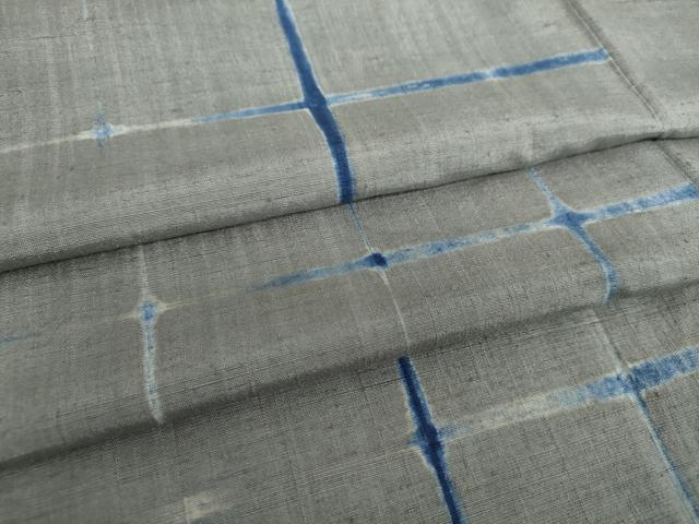 ■■■　サイズ　■■■ 身丈 162.5cm（肩から） 裄丈 63cm 袖丈 47cm　縫込み 6.5cm 袖幅 32cm 前幅 22.5cm 後幅 28cm 着物縫いこみ 内揚げ 7cm 裄 お袖側 約2.5cm　身頃側 約4cm ■■■　商品詳細　■■■ 【正絹】 状態は接写画像のように八掛に薄いシミ、衿山に薄い汚れがございますが その他特に目立ったシミ汚れなどもなく大変良い状態です。 大変上質な逸品になります。 お安く出品致しますので、是非この機会にいかがでしょうか？ ■■■　注意事項　■■■ ■モニター発色の具合により色合いが異なる場合がございます。 ■寸法は多少の誤差が生じる場合がございますのでご了承ください。 ■縫込みの長さが左右非対称の場合は短い部分を記載しております。 左右非対称であってもご返品・お値引き等の保証は出来かねますので、ご了承の上ご購入をお願い致します。 ■シミ等のチェックには注意を払っておりますが、見落としがある場合もございますし、個人の見解も様々ですので神経質な方のご購入はお控えください。 ■箪笥に入っておりました着物や帯なので畳みシワや匂いがあるものもございます。 ■お休みは基本的に土日祝となりますが、その他臨時でお休みする場合がございますのでご了承ください。 ■商品の発送は平日のみの発送となります。 ■夜間と土曜、日曜日はお問い合わせの回答が遅れる場合がございます。 ■当店では、お直し、紋入れ、お手入れ等は承っておりません。 ■生地の状態（ヤケ、経年劣化等）によってはサイズ直しが出来ない場合がございます。 その点もどうかご了承のうえ、ご購入をお願いいたします。 ■弊社で取り扱う商品は一点ものにつき、時期や在庫状況に応じて金額が変更となる場合がございます。 ■検針は行っておりません。予めご了承いただきますようお願いいたします。 ■【洗える着物】と記載のある商品におきましては、商品お届け後に洗濯を行ってしまってからのご返品にはご対応しかねます。 念の為、専門店でのお手入れをお願いいたします。 ■着物のサイズ目安は下記を参考ください↓ ＜女性着物＞　お端折り次第で＋5?　−10?が着用可能サイズ 　例）身丈170?の場合、身長160?〜175? ＜男性着物＞　身丈＋約25?〜27?程が適応身長 　例）身丈155?の場合、身長180〜182?