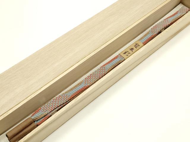 ■■■　商品詳細　■■■ 【正絹・未使用】 状態は特に目立ったシミ汚れなどもなく大変良い状態です。 大変上質な逸品になります。 お安く出品致しますので、是非この機会にいかがでしょうか？ ■■■　注意事項　■■■ ■モニター発色の具合により色合いが異なる場合がございます。 ■寸法は多少の誤差が生じる場合がございますのでご了承ください。 ■縫込みの長さが左右非対称の場合は短い部分を記載しております。 左右非対称であってもご返品・お値引き等の保証は出来かねますので、ご了承の上ご購入をお願い致します。 ■シミ等のチェックには注意を払っておりますが、見落としがある場合もございますし、個人の見解も様々ですので神経質な方のご購入はお控えください。 ■箪笥に入っておりました着物や帯なので畳みシワや匂いがあるものもございます。 ■お休みは基本的に土日祝となりますが、その他臨時でお休みする場合がございますのでご了承ください。 ■商品の発送は平日のみの発送となります。 ■夜間と土曜、日曜日はお問い合わせの回答が遅れる場合がございます。 ■当店では、お直し、紋入れ、お手入れ等は承っておりません。 ■生地の状態（ヤケ、経年劣化等）によってはサイズ直しが出来ない場合がございます。 その点もどうかご了承のうえ、ご購入をお願いいたします。 ■弊社で取り扱う商品は一点ものにつき、時期や在庫状況に応じて金額が変更となる場合がございます。 ■検針は行っておりません。予めご了承いただきますようお願いいたします。 ■【洗える着物】と記載のある商品におきましては、商品お届け後に洗濯を行ってしまってからのご返品にはご対応しかねます。 念の為、専門店でのお手入れをお願いいたします。 ■着物のサイズ目安は下記を参考ください↓ ＜女性着物＞　お端折り次第で＋5cm　−1cmが着用可能サイズ 　例）身丈170cmの場合、身長160cm〜175cm ＜男性着物＞　身丈＋約25cm〜27cm程が適応身長 　例）身丈155cmの場合、身長180〜182cm