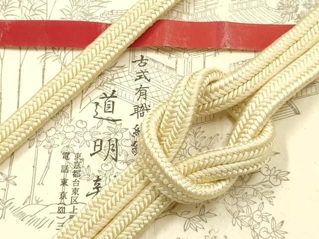 ■■■　サイズ　■■■ 長さ　約154cm（房を除く） ■■■　商品詳細　■■■ 【正絹】 状態は参考画像のように 薄い汚れ・糸飛び出しがございます。 大変上質な逸品になります。 お安く出品致しますので、是非この機会にいかがでしょうか？ ■■■　注意事項　■■■ ■モニター発色の具合により色合いが異なる場合がございます。 ■寸法は多少の誤差が生じる場合がございますのでご了承ください。 ■縫込みの長さが左右非対称の場合は短い部分を記載しております。 左右非対称であってもご返品・お値引き等の保証は出来かねますので、ご了承の上ご購入をお願い致します。 ■シミ等のチェックには注意を払っておりますが、見落としがある場合もございますし、個人の見解も様々ですので神経質な方のご購入はお控えください。 ■箪笥に入っておりました着物や帯なので畳みシワや匂いがあるものもございます。 ■お休みは基本的に土日祝となりますが、その他臨時でお休みする場合がございますのでご了承ください。 ■商品の発送は平日のみの発送となります。 ■夜間と土曜、日曜日はお問い合わせの回答が遅れる場合がございます。 ■当店では、お直し、紋入れ、お手入れ等は承っておりません。 ■生地の状態（ヤケ、経年劣化等）によってはサイズ直しが出来ない場合がございます。 その点もどうかご了承のうえ、ご購入をお願いいたします。 ■弊社で取り扱う商品は一点ものにつき、時期や在庫状況に応じて金額が変更となる場合がございます。 ■検針は行っておりません。予めご了承いただきますようお願いいたします。 ■【洗える着物】と記載のある商品におきましては、商品お届け後に洗濯を行ってしまってからのご返品にはご対応しかねます。 念の為、専門店でのお手入れをお願いいたします。 ■着物のサイズ目安は下記を参考ください↓ ＜女性着物＞　お端折り次第で＋5cm　−1cmが着用可能サイズ 　例）身丈170cmの場合、身長160cm〜175cm ＜男性着物＞　身丈＋約25cm〜27cm程が適応身長 　例）身丈155cmの場合、身長180〜182cm